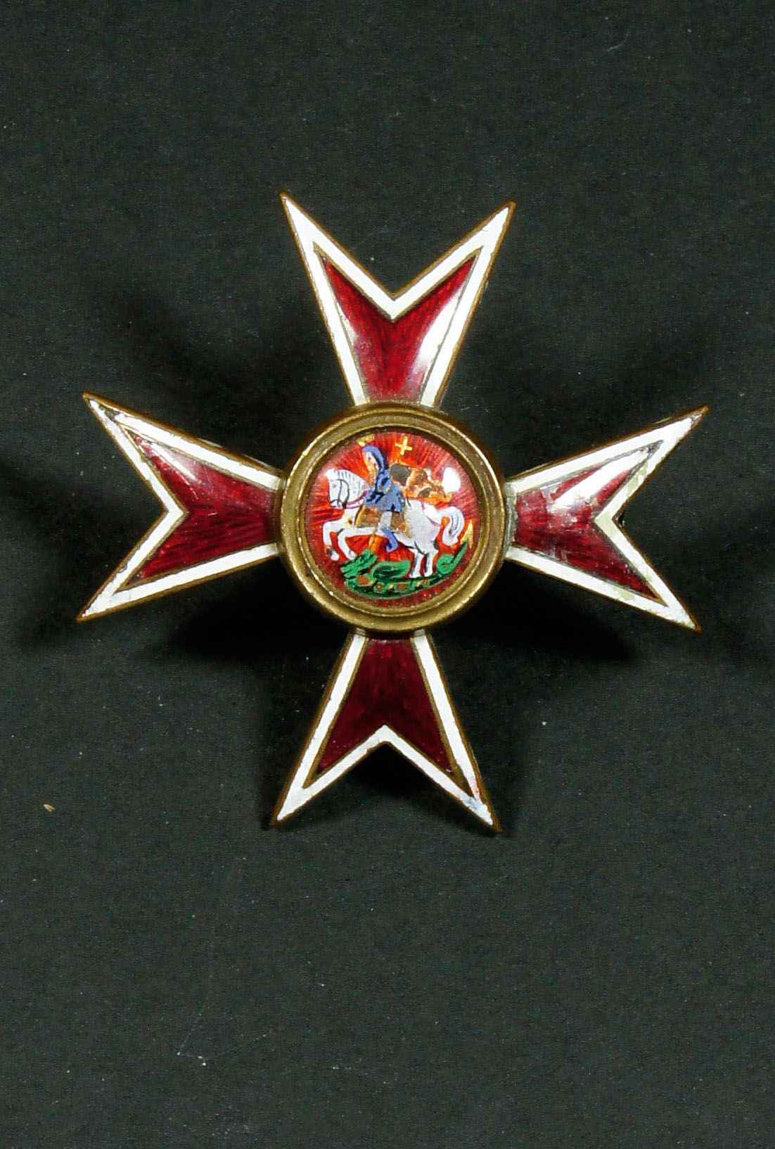 Null 丘格耶夫斯克军事学校的徽章

镀银金属，珐琅。背面刻有1727号，有一块标有 "E.科曼"。高4,7厘米。A.B.E.(珐琅质剥落）。)



Чуг&hellip;