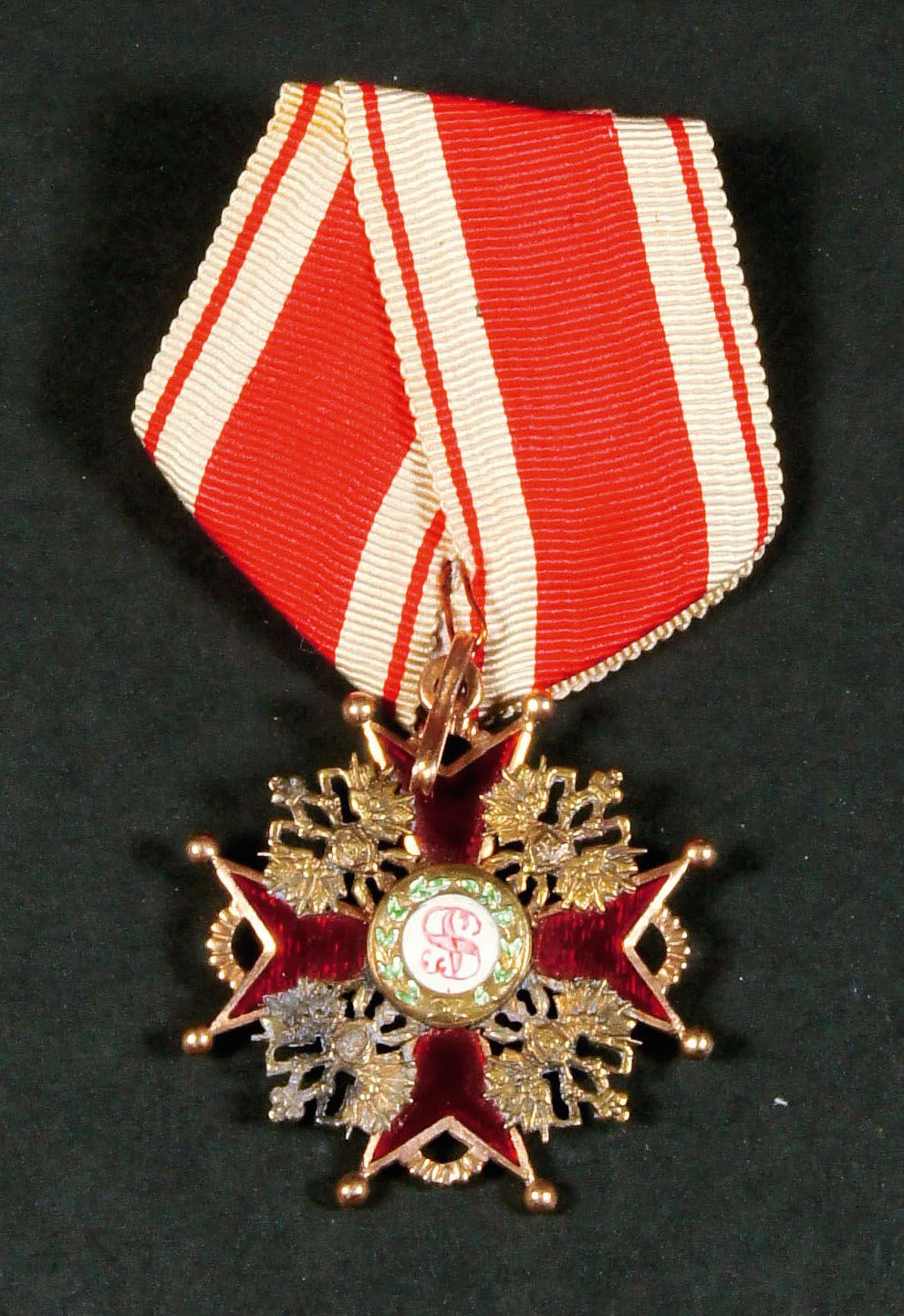 Null 圣斯坦尼斯拉勋章，三等平民勋章

黄金，红色珐琅。唛头:AK（Alexander Keibel），双头鹰和56号

赠送其勋章绶带。

高4,4厘米。&hellip;