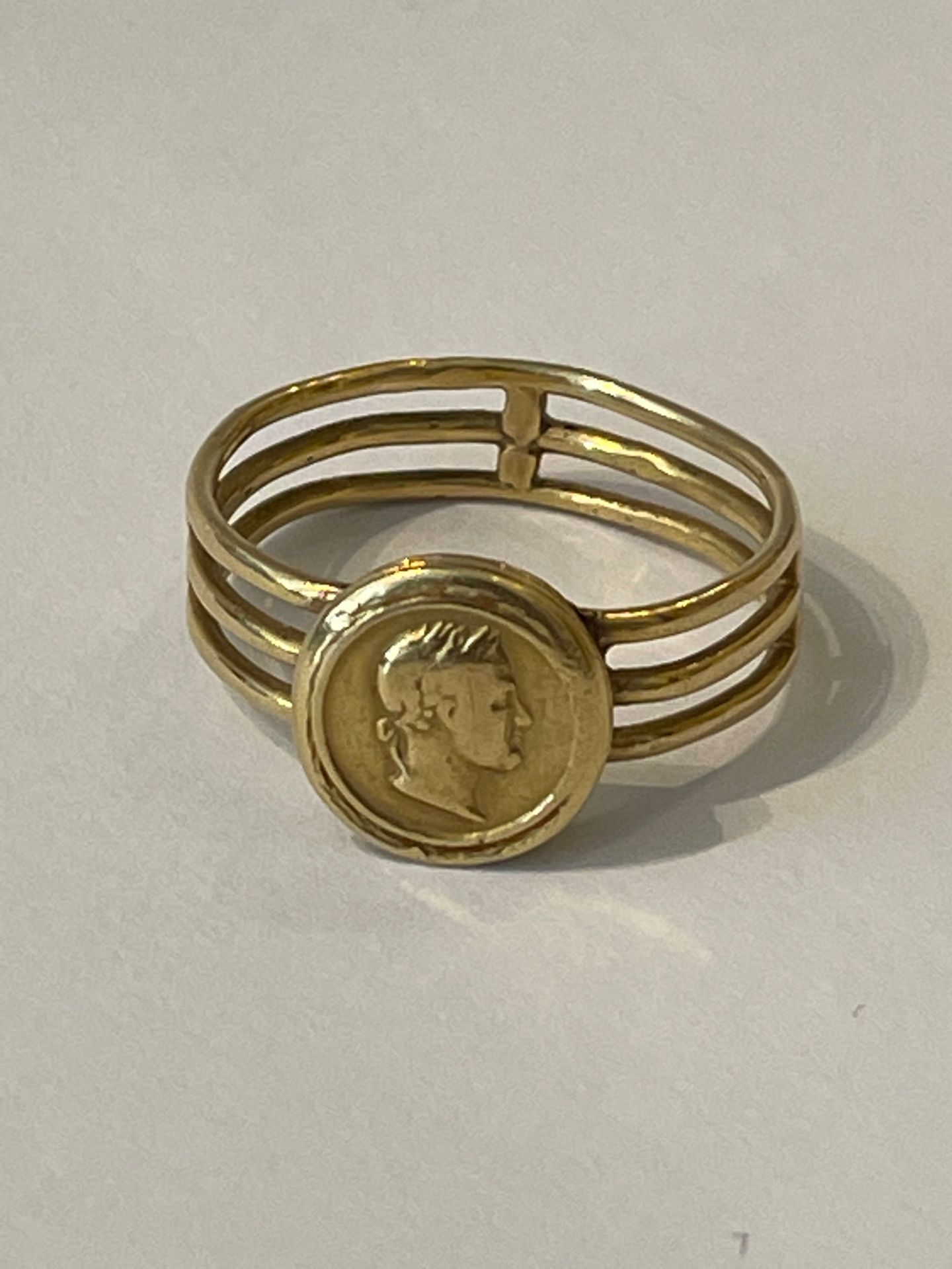 Null 带有亚历山大一世肖像的金戒指

这种类型的戒指在学习结束时颁发给察尔科塞尔斯基中学的学生。

重量 : 6,4 克

直径：2.2厘米



ЕРСТ&hellip;