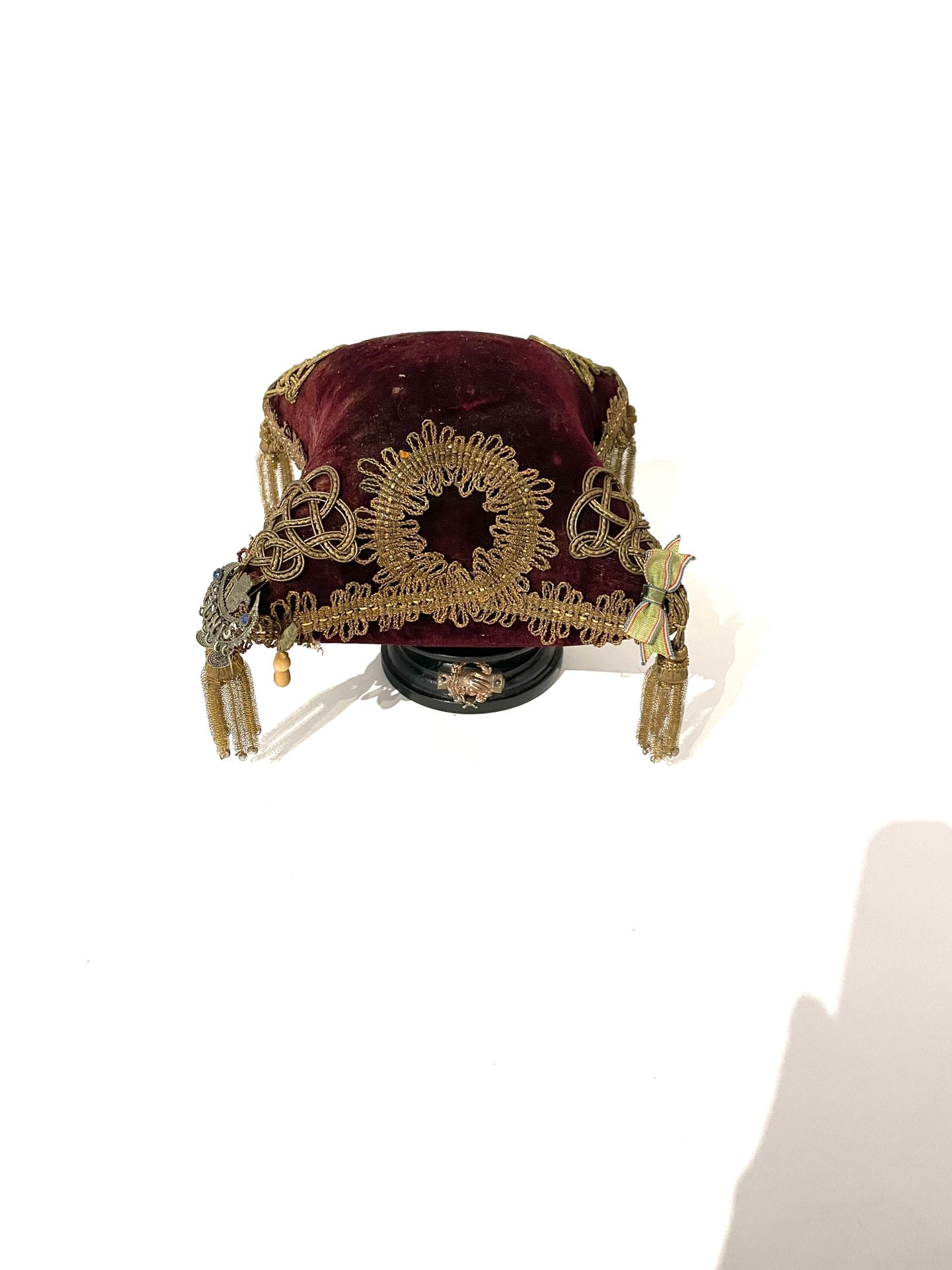 Null 婚礼坐垫 - 突尼斯

天鹅绒上的黄金和金属刺绣装饰

坐垫尺寸：21 x 21 cm