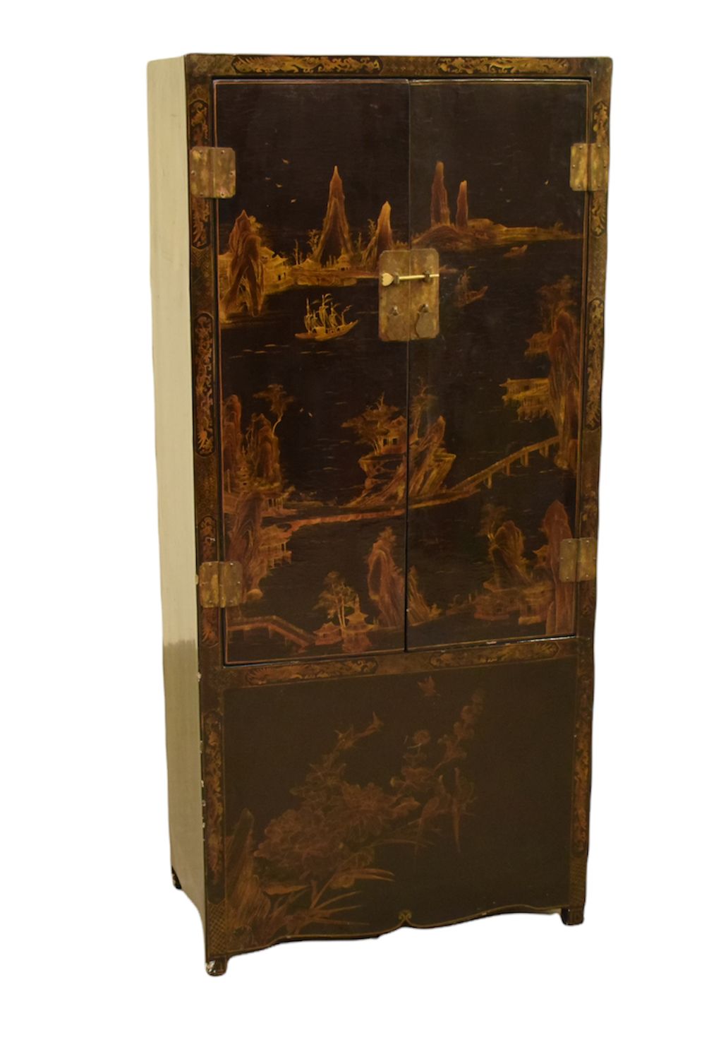 Null 橱柜

黑色漆木，正面装饰有湖泊景观、船、桥和山。

和侧面的花卉图案。它用两扇门打开，露出一个书架空间和两个抽屉，以及一个秘密仓库。

中国 18世&hellip;