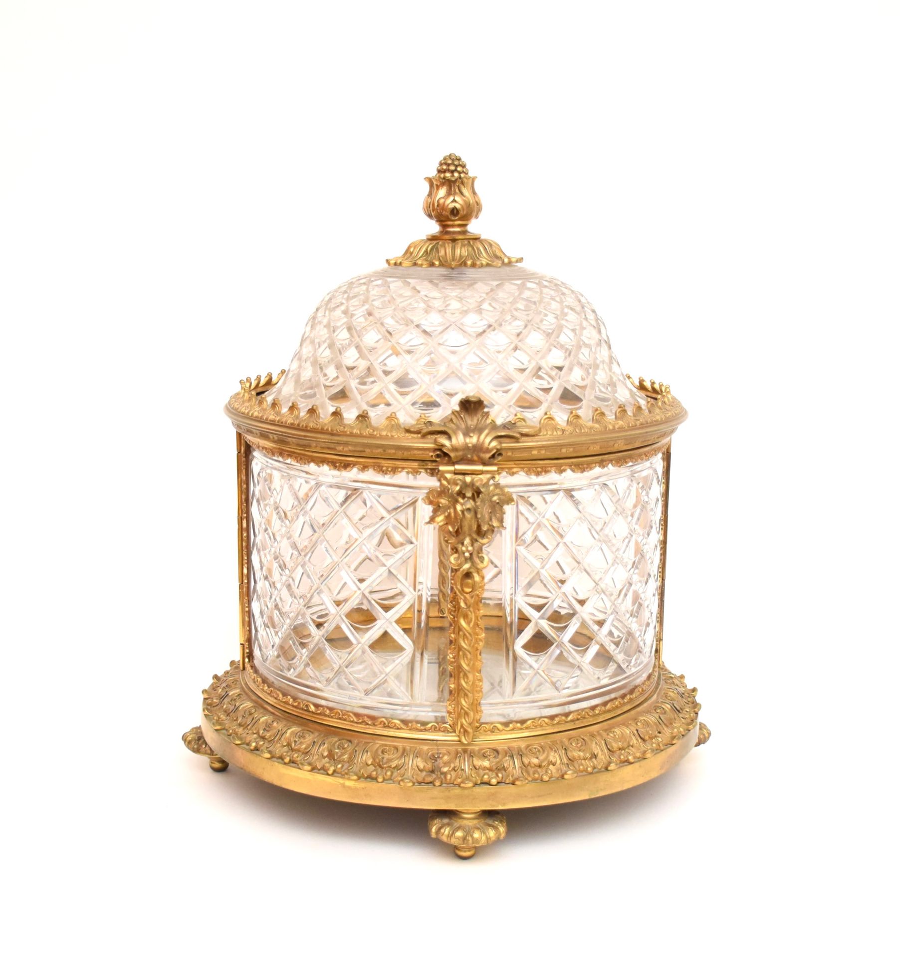 Null 酒柜

鎏金青铜和钻石切割水晶，装饰有刺桐叶，心形条纹和一个大的éclatée。

拿破仑三世风格

高度 : 40 - 直径 : 34 cm
