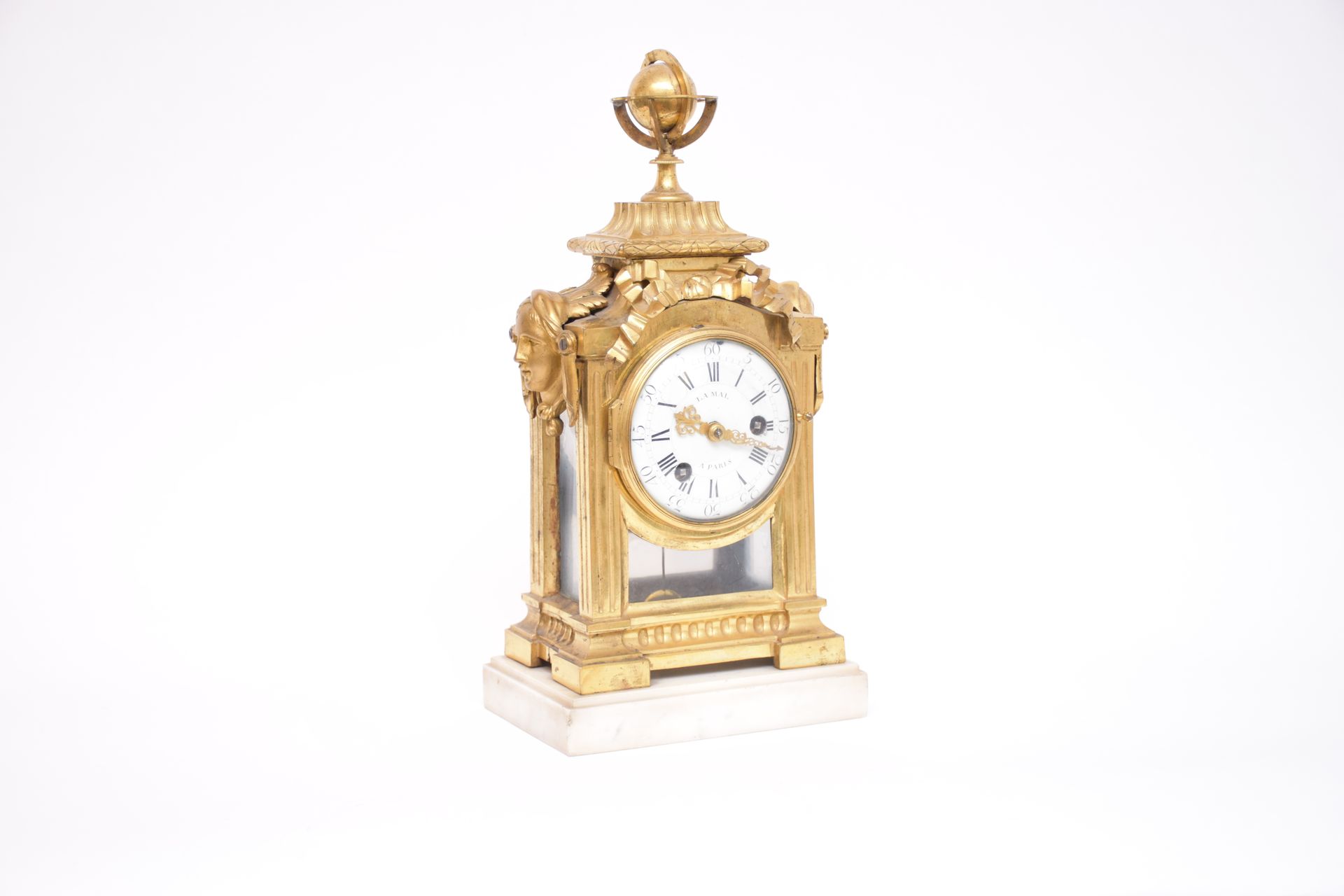 Null CAGE HANGER

In gilt bronze. The white enamel dial, marked LAMAL in Paris, &hellip;