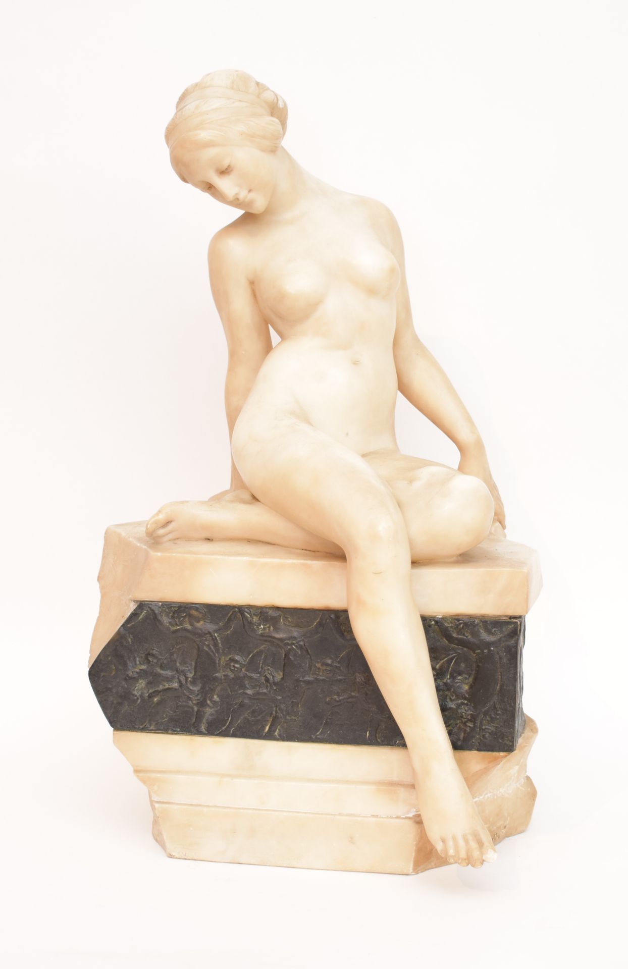 Null 安东尼奥-弗里利 (1860-1902)

坐在岩石上的裸体女人

描绘古代舞者的石膏雕塑和青铜浮雕

签名并注明："A FRILLI FIRENZE&hellip;