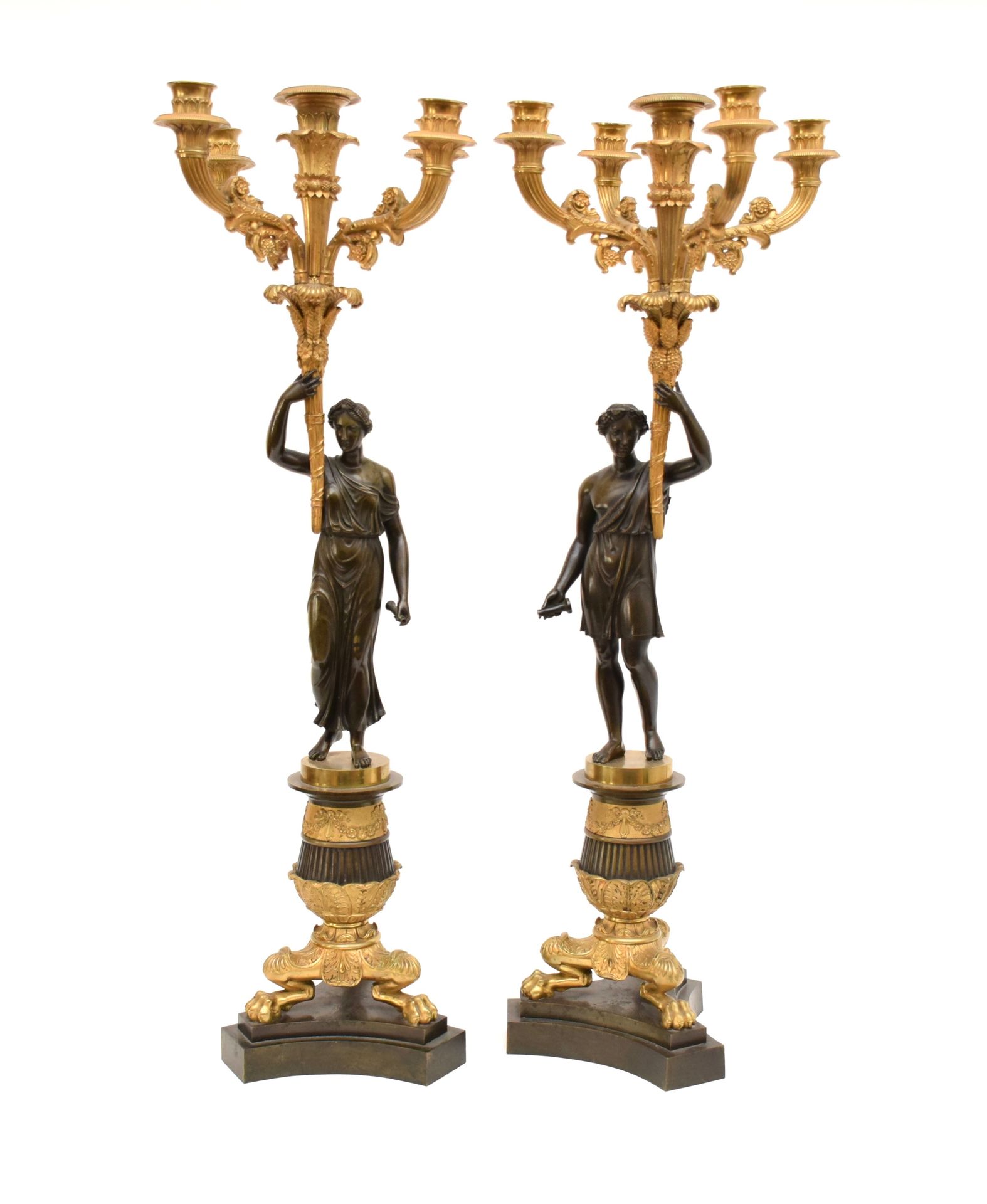 Null 一对烛台

 鎏金青铜器，有斑驳和凹凸不平的五条光臂，由一个古董人物支撑，有三个爪子脚，放在黑色大理石底座上。

帝国-复兴时期风格

高度：72.5&hellip;