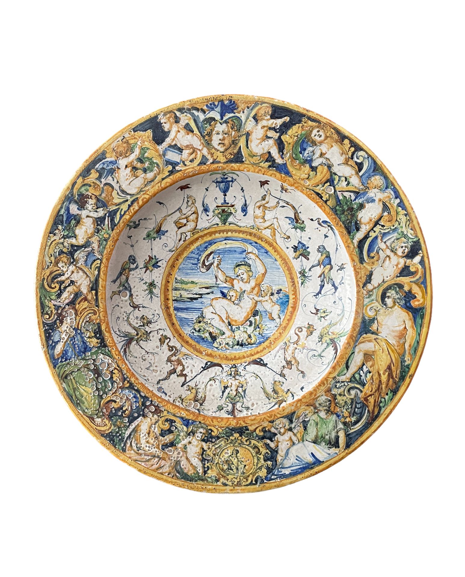 Null 乌尔比诺风格的多色陶器

圆盘的中央装饰是泡沫上的维纳斯诞生，周围是白底的嵌合体字，还有小天使和马斯克龙的Marli。

19世纪末-20世纪初。

&hellip;