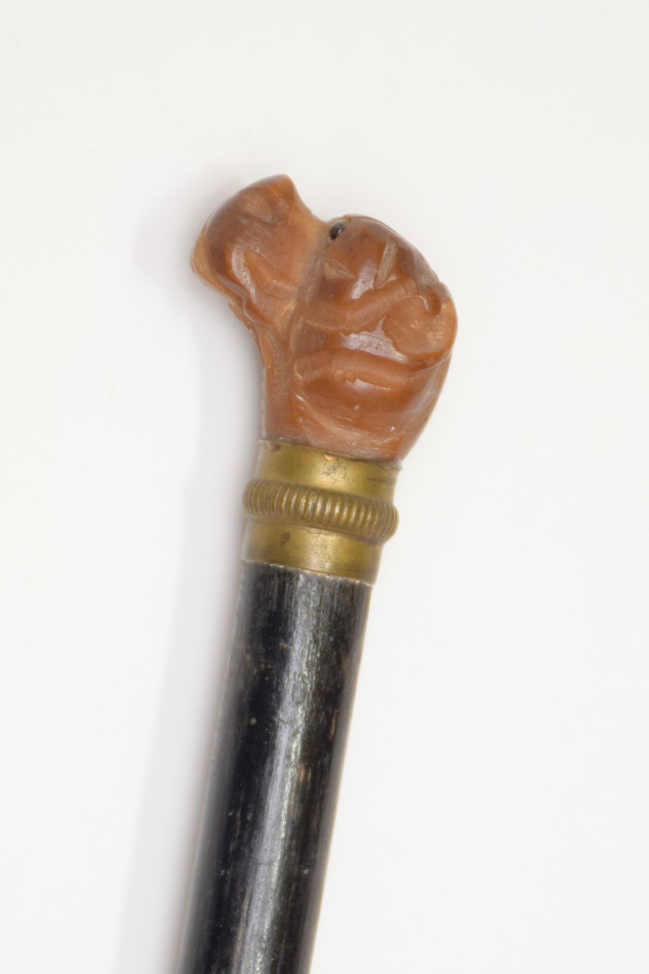 Null CANE WITH DOG HEAD KNOB 

Carved in wood. Brass ring, metal tip

L : 82,5