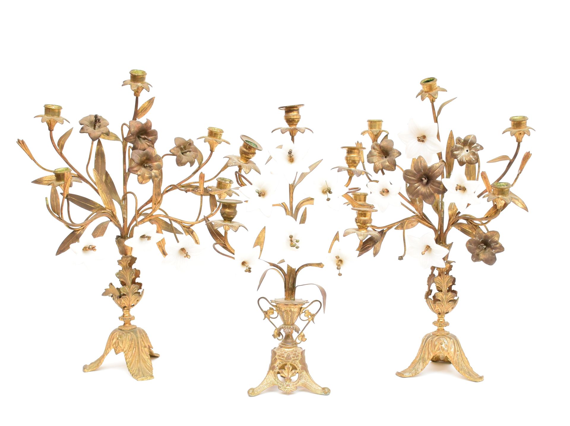 SUITE DE TROIS CANDELABRES A CINQ BRAS 
DE LUMIERES 
En métal doré et porcelaine&hellip;