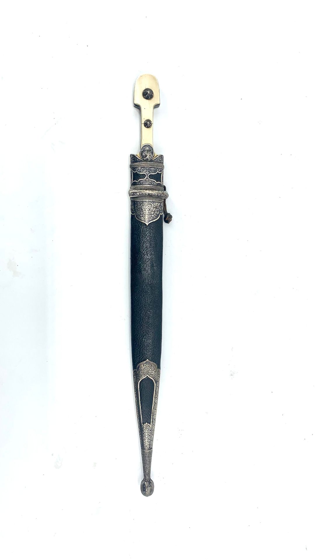Null 带原始刀鞘的kindjal
刀片上有一个 "奥斯曼 "的主印章。
银、瓷、骨、钢
47.5厘米；34.3厘米（叶片），高加索地区，20世纪。
T.B.&hellip;