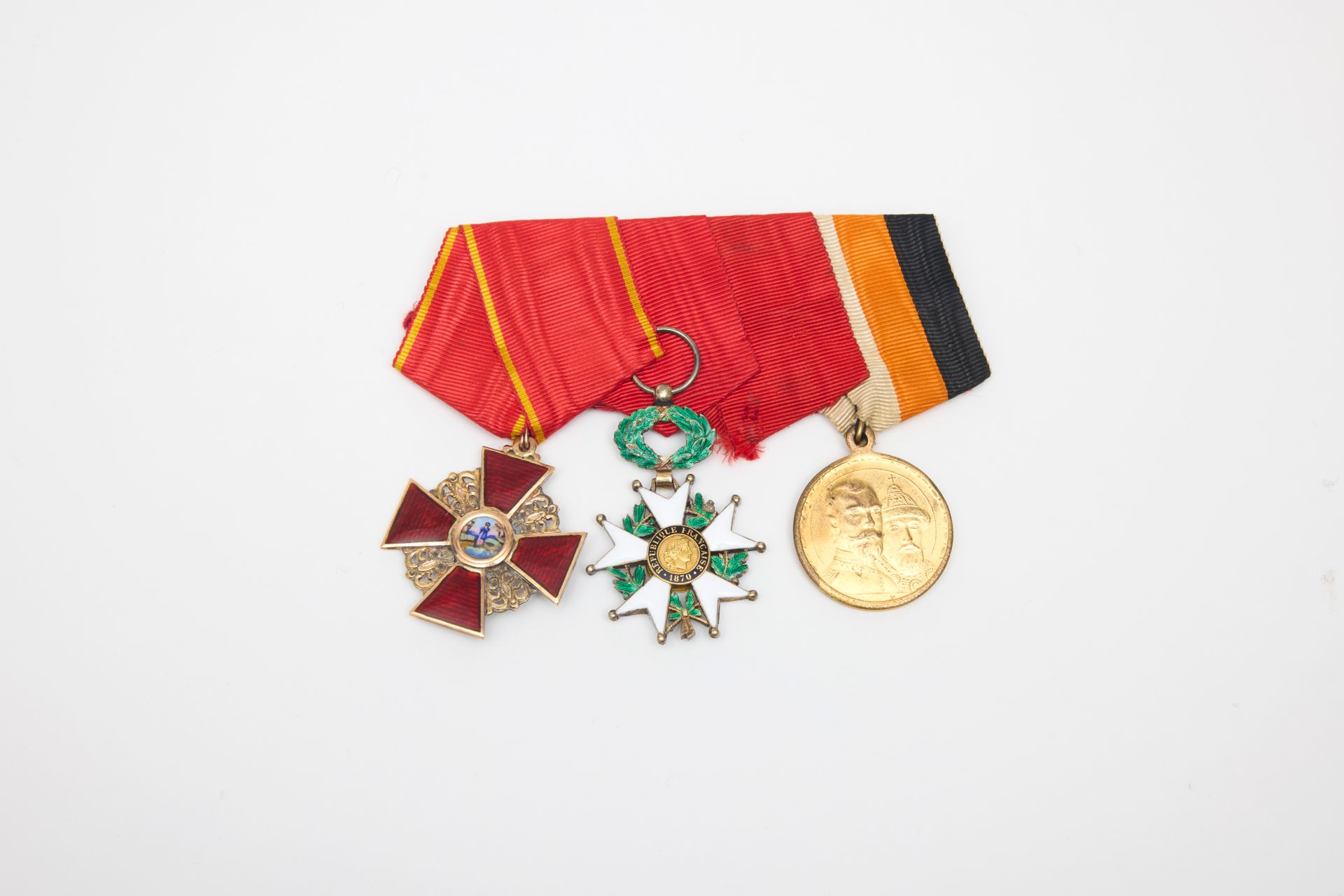Null 军事勋章系列
包括：三级圣安娜勋章。金质，红色玑镂珐琅。印记 ：AK（A.Keibel），印记痕迹（双头鹰），56和圣彼得堡。3.5 x 3.5 厘米&hellip;