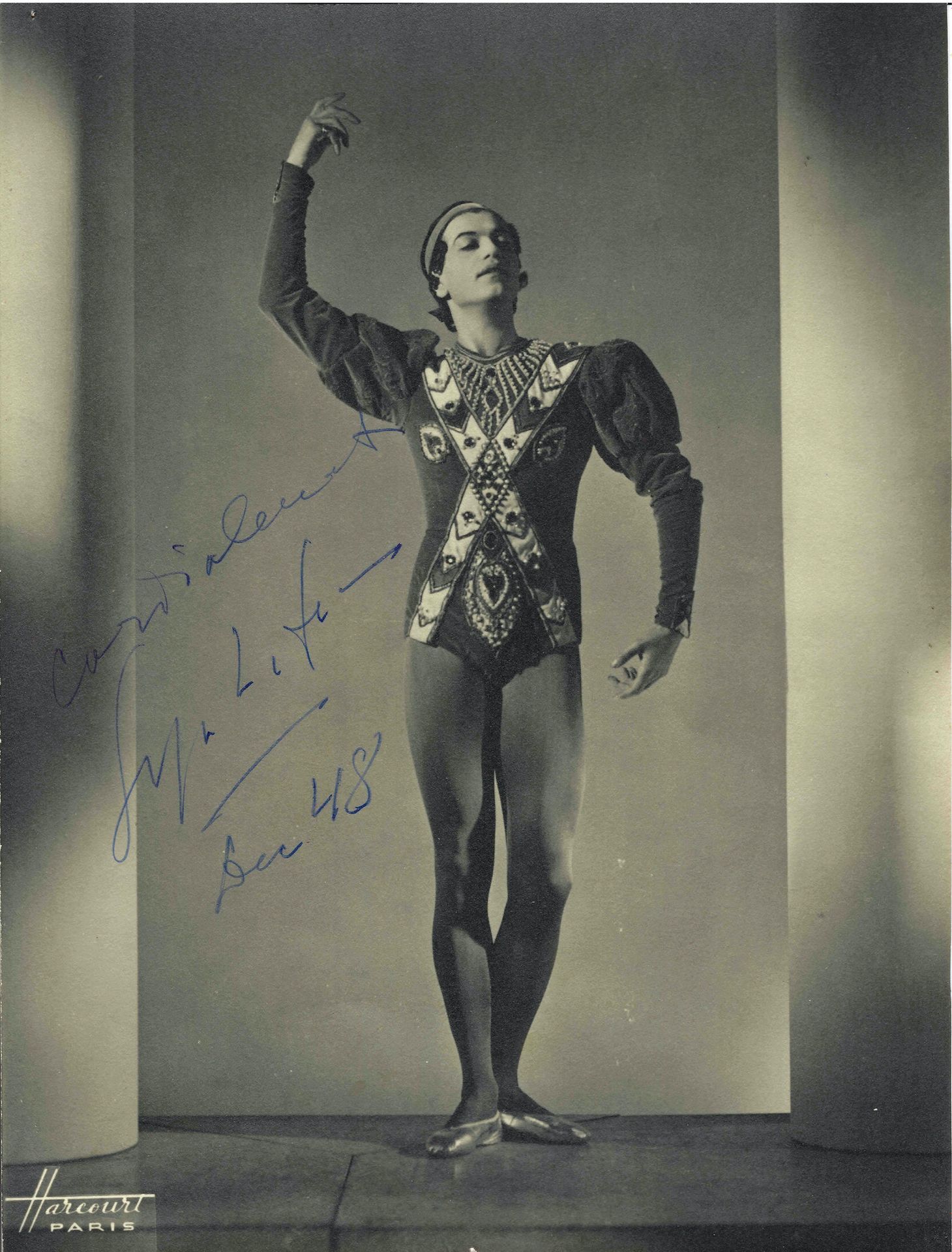 Null 谢尔盖-利法尔（1905-1986 年）--亲笔签名
塞尔日-利法尔身着舞台服装的照片。哈考特，230 х 175 毫米。S.Lifar 签名。B.E&hellip;