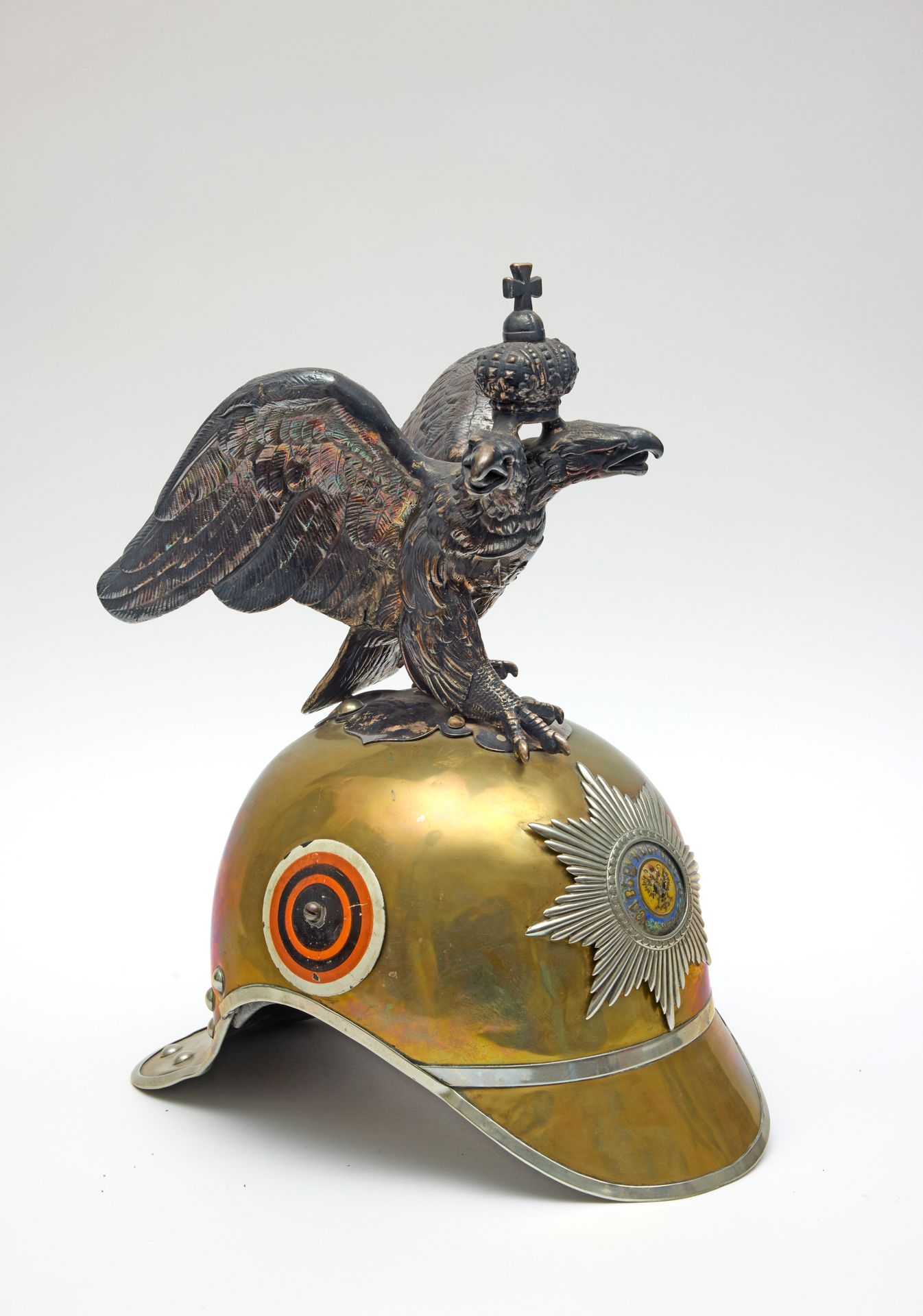 Null 皇家卫队簇骑兵团军官头盔
饰有镀银双头鹰。
俄罗斯，19 世纪
金属、珐琅
35 厘米（总高），19 厘米（鹰高）。头盔内有编号 "10 1 13 ¼&hellip;