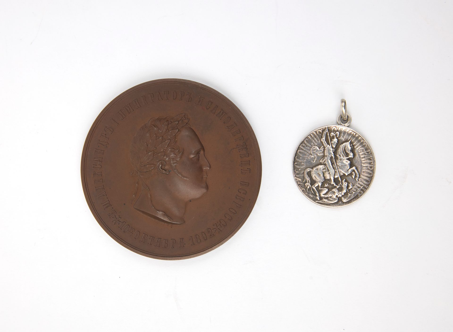 Null 带有亚历山大一世皇帝和尼古拉二世皇帝头像的纪念章
青铜，1902 年
直径：65 毫米，俄罗斯，圣彼得堡，1902 年，附原装盒（原样）。
我们还附上&hellip;
