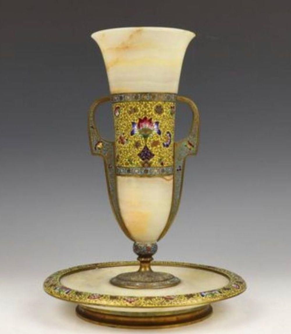 Null Vase en onyx et émail de Syrie/Iran du 19ème siècle



 28cm de haut x 23cm&hellip;