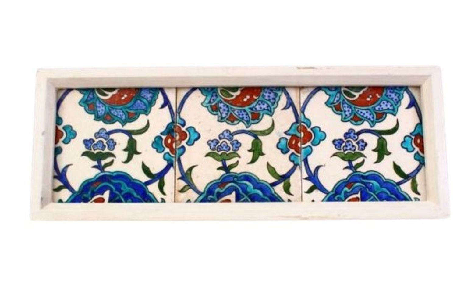 Null Drei gerahmte türkische osmanische Iznik-Keramikfliesen mit floralen Muster&hellip;