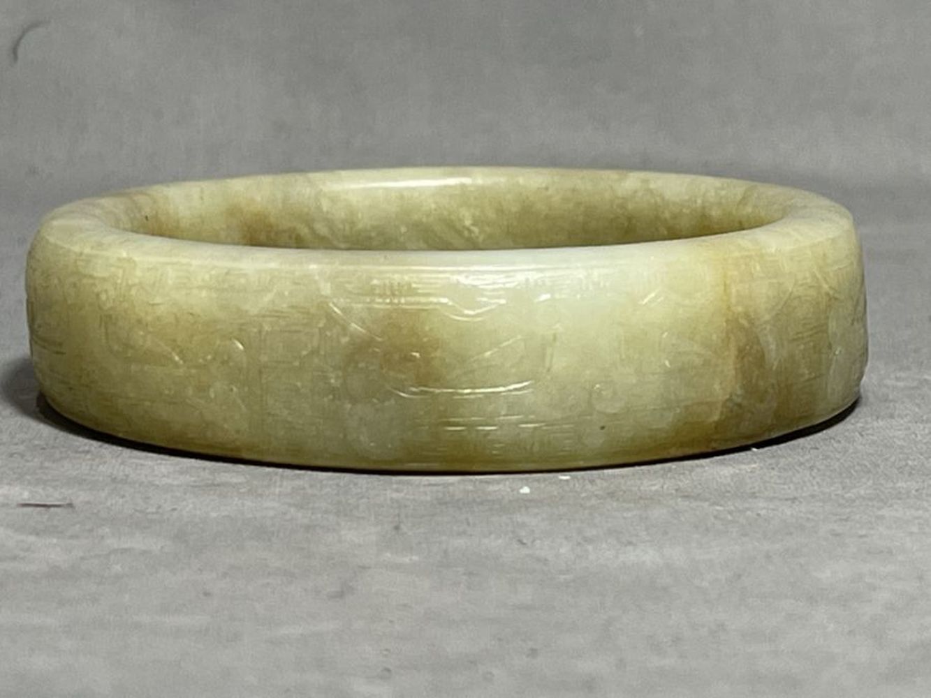 A RARE CARVED CHINESE YELLOW JADE BANGLE, MING DYNASTY (1368-1644) A RARE CARVED&hellip;