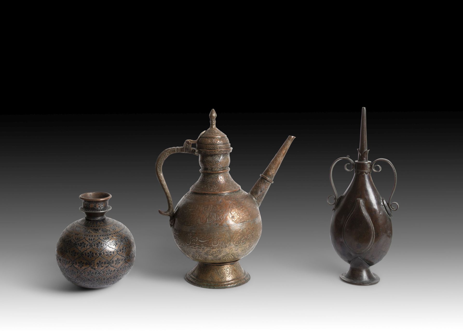 A BRONZE VASE, 18TH CENTURY WITH PYRIFORM, A QAJAR EWER & HOOKAH BASE 青铜花瓶，18世纪，&hellip;