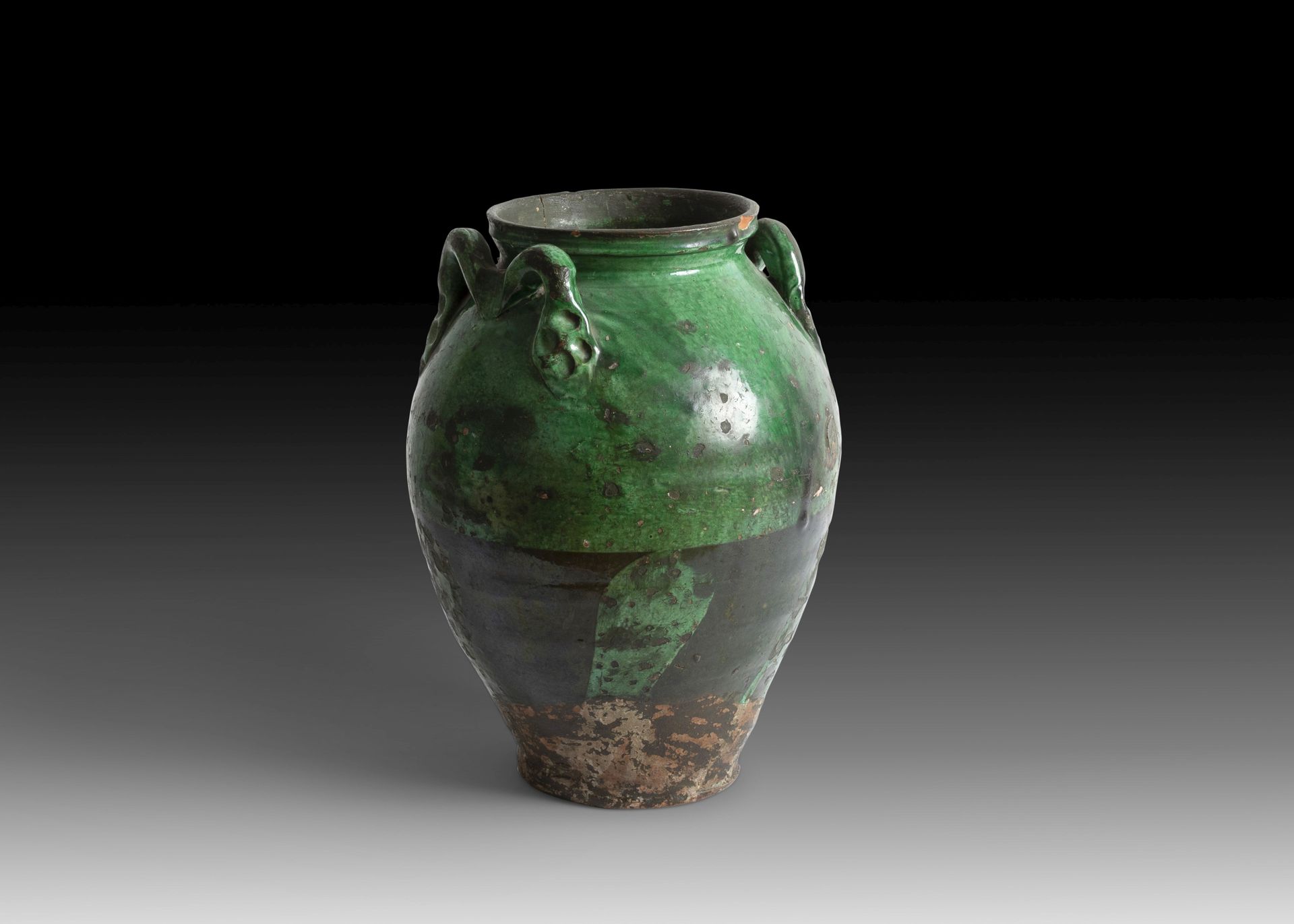 A RARE FATIMID GREEN GLAZED POTTERY VASE WITH HANDLES, EGYPT, 11TH CENTURY 罕见的法蒂&hellip;