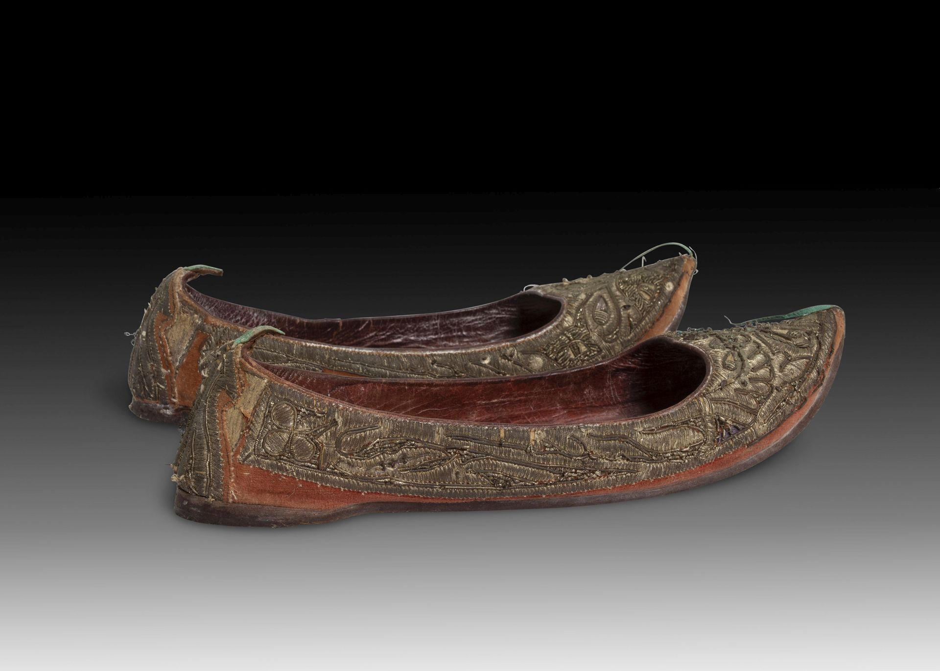 PAIR OF OTTOMAN SHOES, 19TH CENTURY 一双OTOMAN鞋，19世纪
 
 每只鞋的长度约为：29厘米