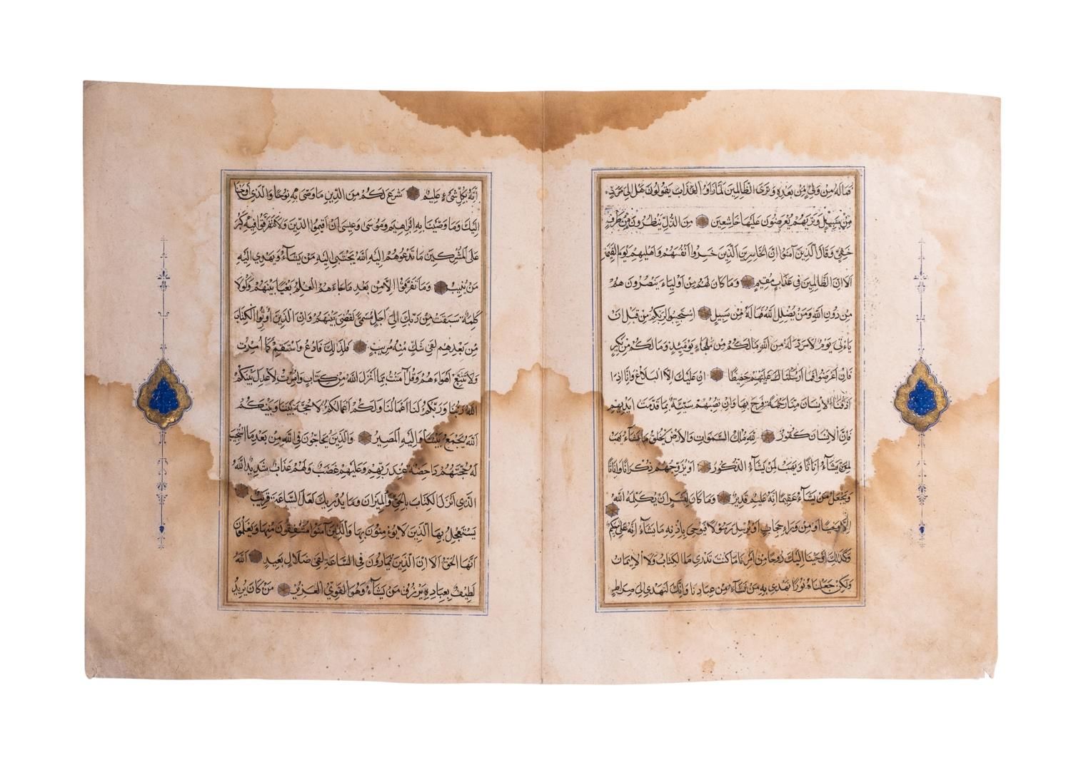 Null 奥托曼古兰经手抄本，大概是16世纪
 
 包括一份纸质的阿拉伯文手抄本，14页的黑色纳斯赫字体，诗句用金色和多色圆点勾勒出蓝色，文字用金色和多色规则框&hellip;