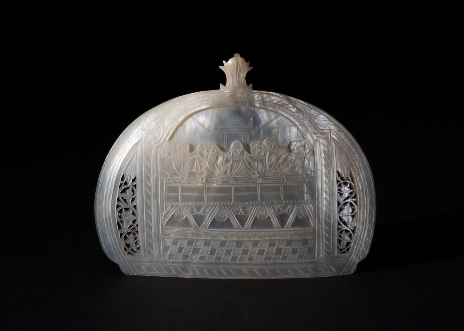 Null 雕刻和修复的基督教珍珠贝壳，19世纪
 
 可能是耶路撒冷，圣地，19世纪
 
 长度：16厘米
 
 宽度：13厘米