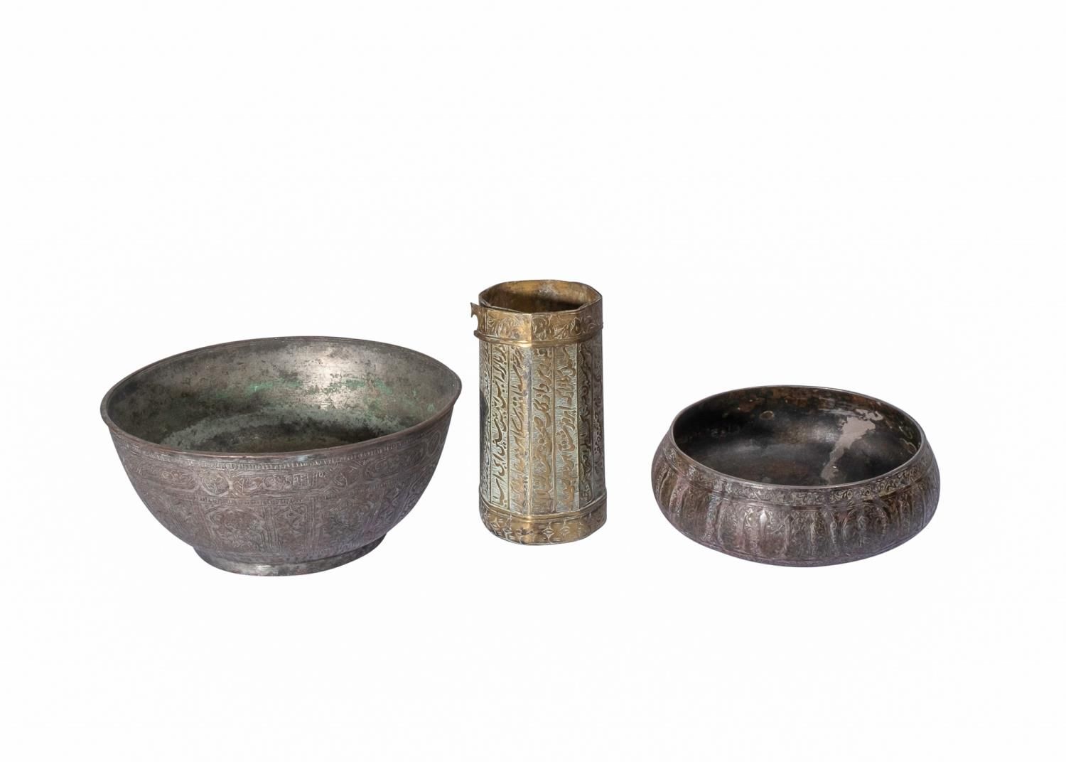 Null 一组SAFAVID金属制品碗，17世纪/18世纪
 
 三个不同形状和大小的黄铜碗，典型的蹲坐形式，密密麻麻地雕刻着装饰图案；柱状形式，身体上有Nas&hellip;