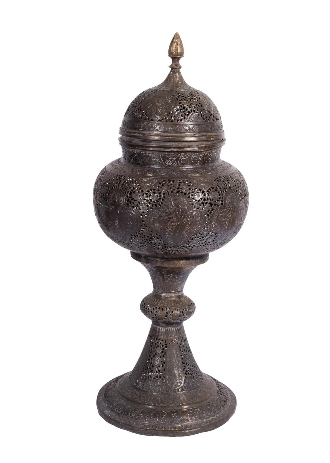 Null 印度/波斯金属香炉，印度/波斯 19世纪/20世纪
 
 一个深色的金属香炉，中空，有网状和精细的刻纹，装饰有花朵，人物，动物和阿拉伯式花纹，顶部有一&hellip;