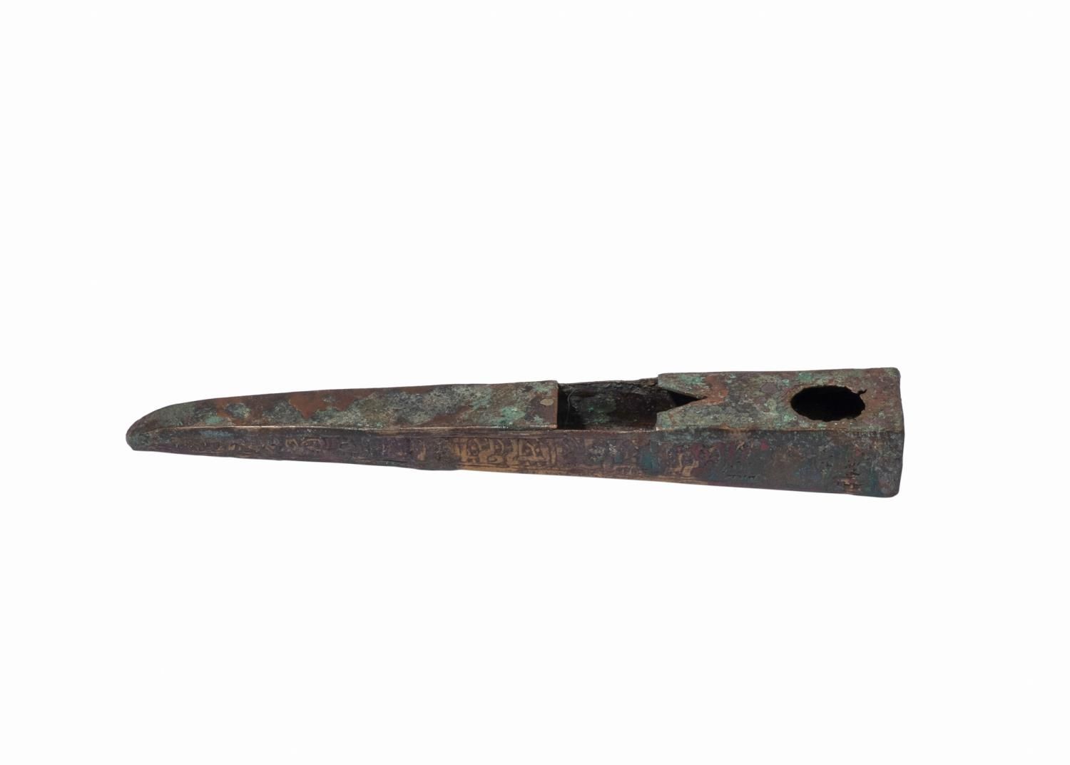 Null 一个早期的青铜刻字笔盒，可能是MOSUL或JAZEERA，13世纪
 
 三角形，有阿拉伯式装饰的青铜条状工具
 
 长度：19厘米