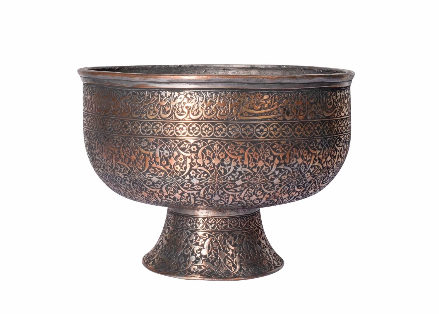 Null 18世纪/19世纪早期铜质雕花QAJAR脚踏碗，
 
 高度：17厘米
 
 直径：24厘米
