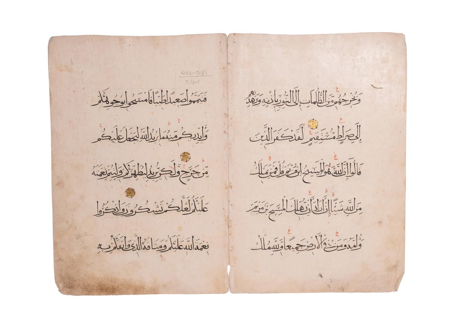 Null 古兰经双卷，14世纪
 
 纸质古兰经双卷，由5页组成。
 
 黑色Muhaqqaq字体，两页纸上的鎏金圆点：42cm x 31cm