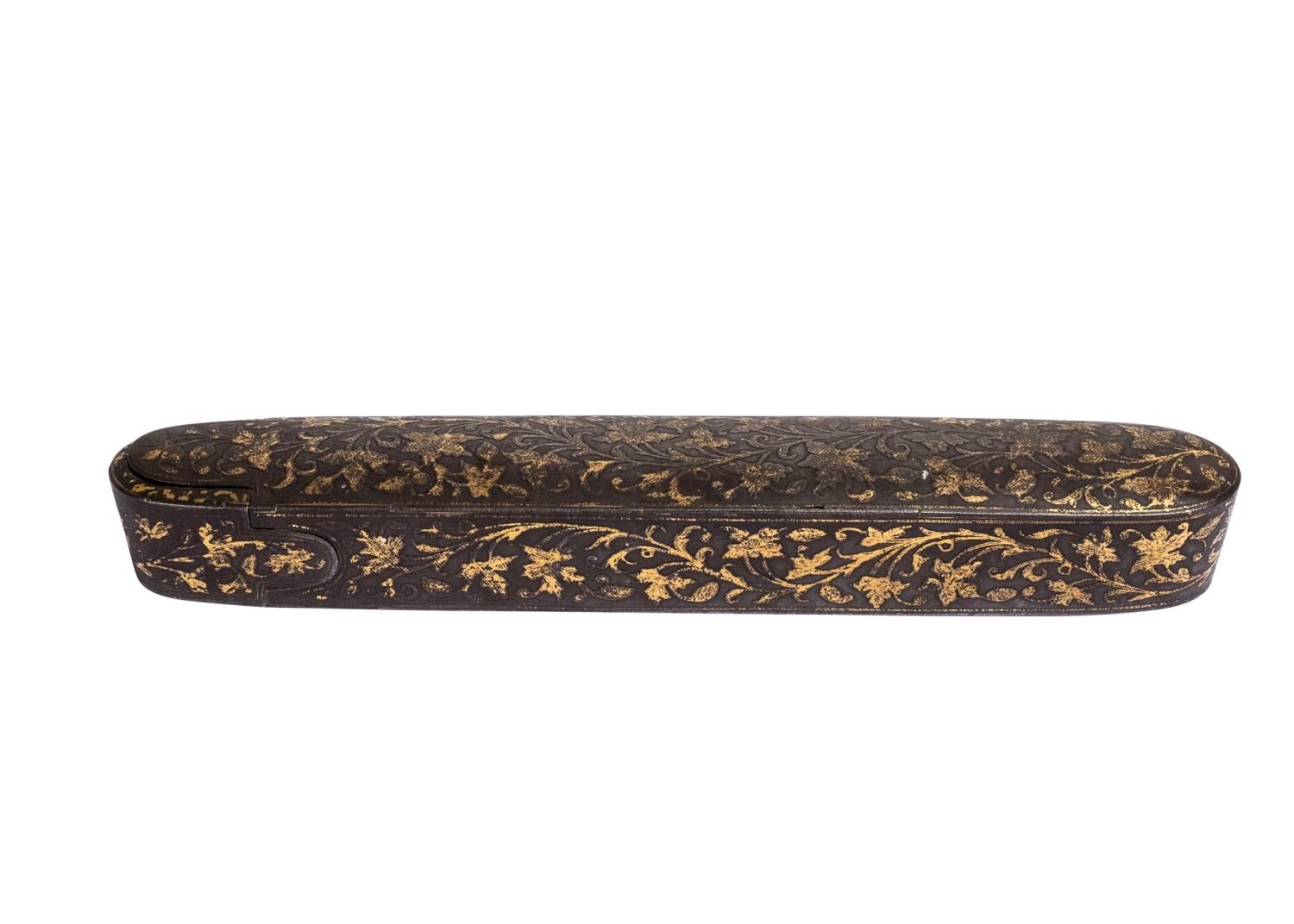Null 一个金和钢的DAMASCENE QALAMDAN，笔盒，QAJAR，19世纪
 
 ，典型的长条形和滑动托盘，顶部和侧面描绘着金色的花卷
 
 长：2&hellip;