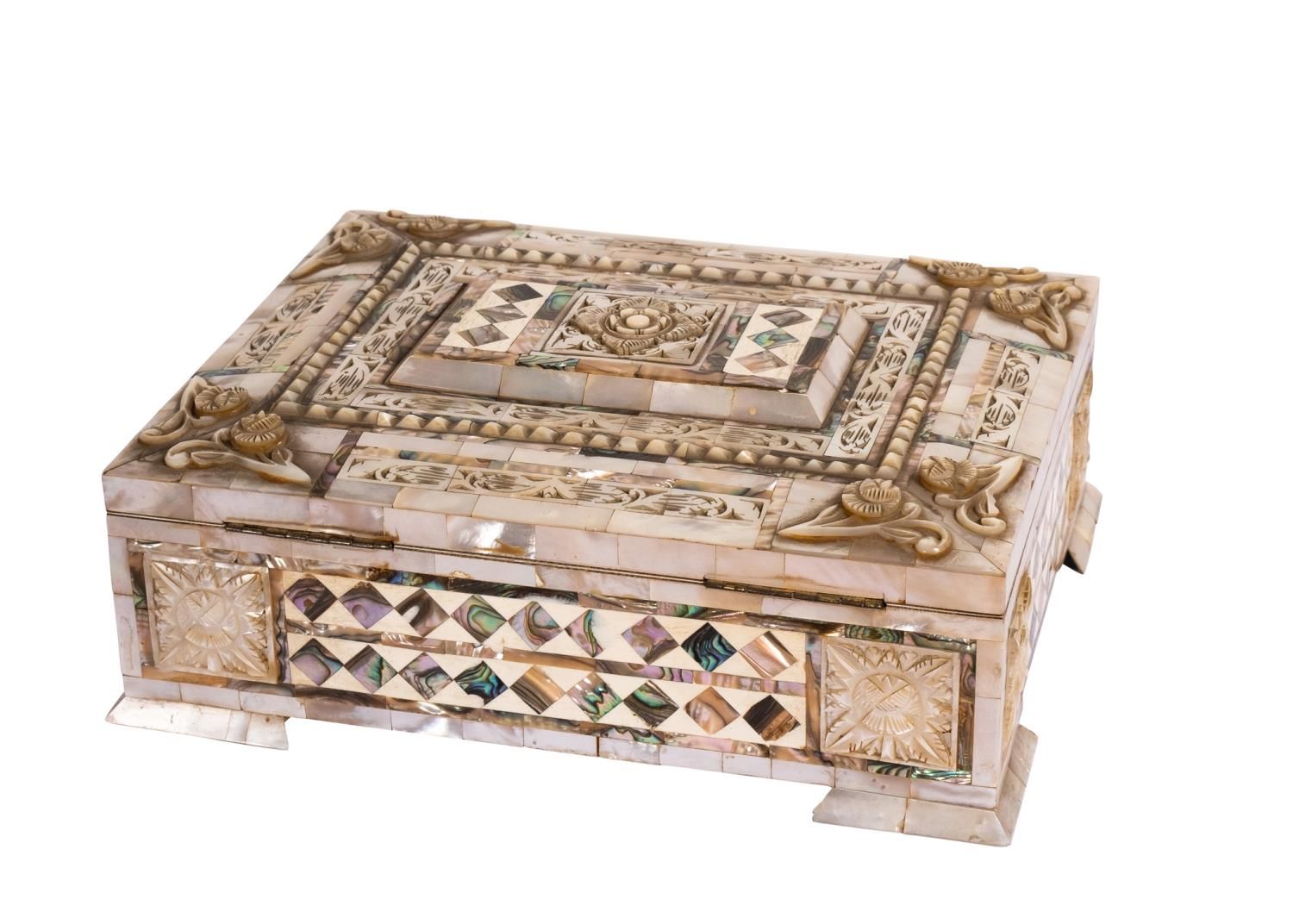 Null 一个OTOMAN珍珠母贝和玳瑁嵌花盒，19世纪
 
 长度：26厘米
 
 宽度：21厘米
 
 高度：9厘米