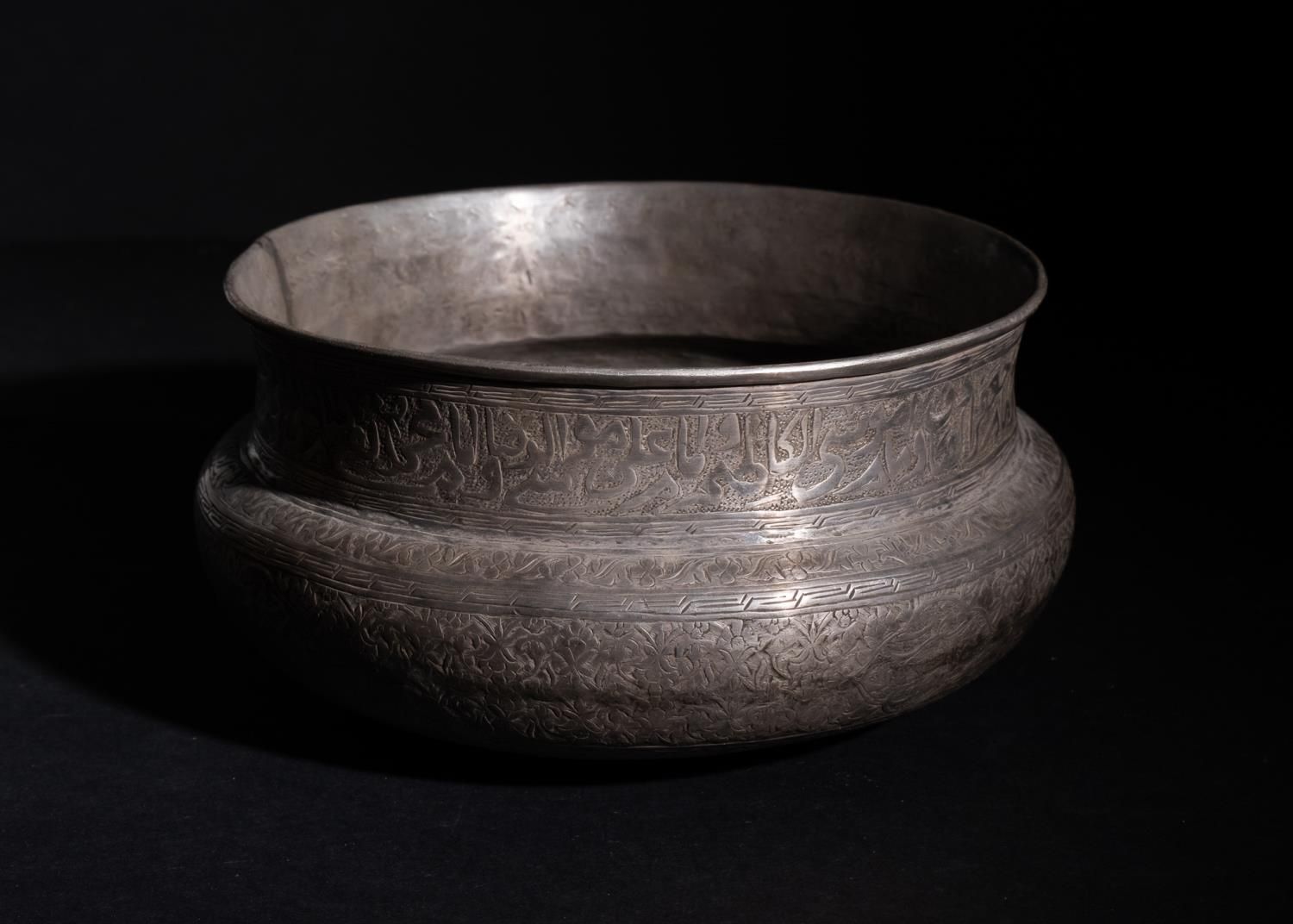 Null 罕见的伊斯兰教锡制铜碗，上面有签名，晚期萨法维德，18世纪
 
 直径：18厘米
 
 高度：9厘米