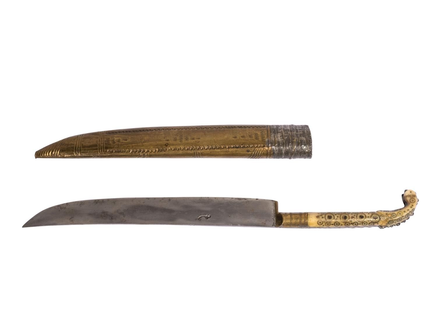 Null 19世纪SARAJEVO，OTTOMAN
 
 一把略微弯曲的背部雕刻刀，刀身附近刻有刀痕，并有一个黄铜支架，铆接的骨质刀柄上有丰富的星形和圆形黄铜镶&hellip;