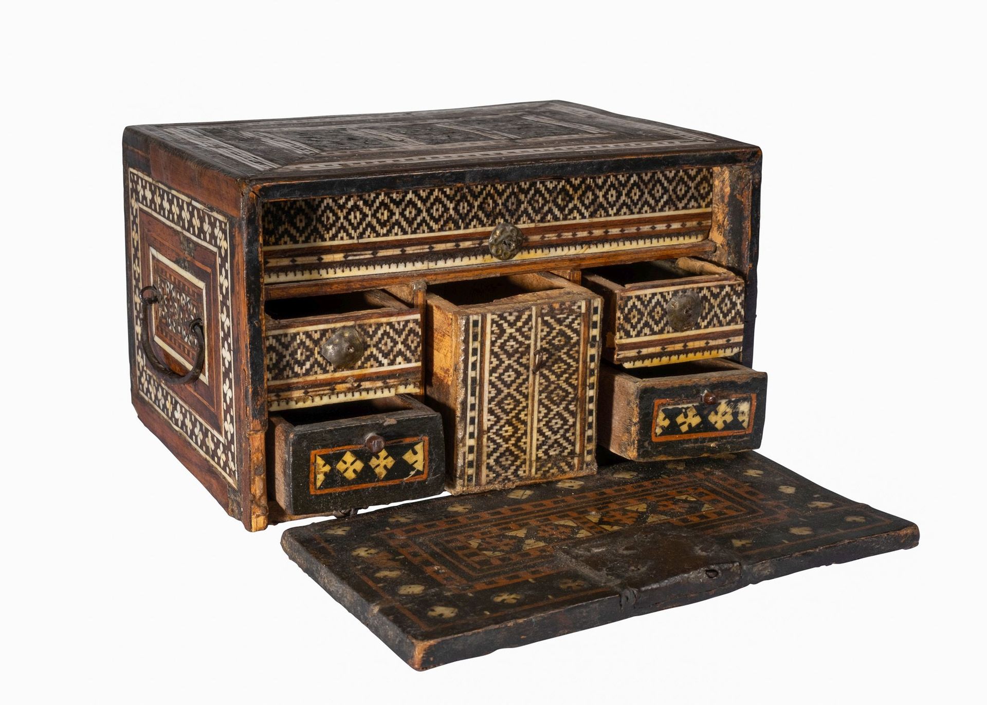 Null 极其罕见的NASRID木制桌柜，西班牙16世纪或更早
 
 ，典型的长方形，外部三面和内部都是典型的mudéjar风格的精细镶嵌工艺，带有tarace&hellip;