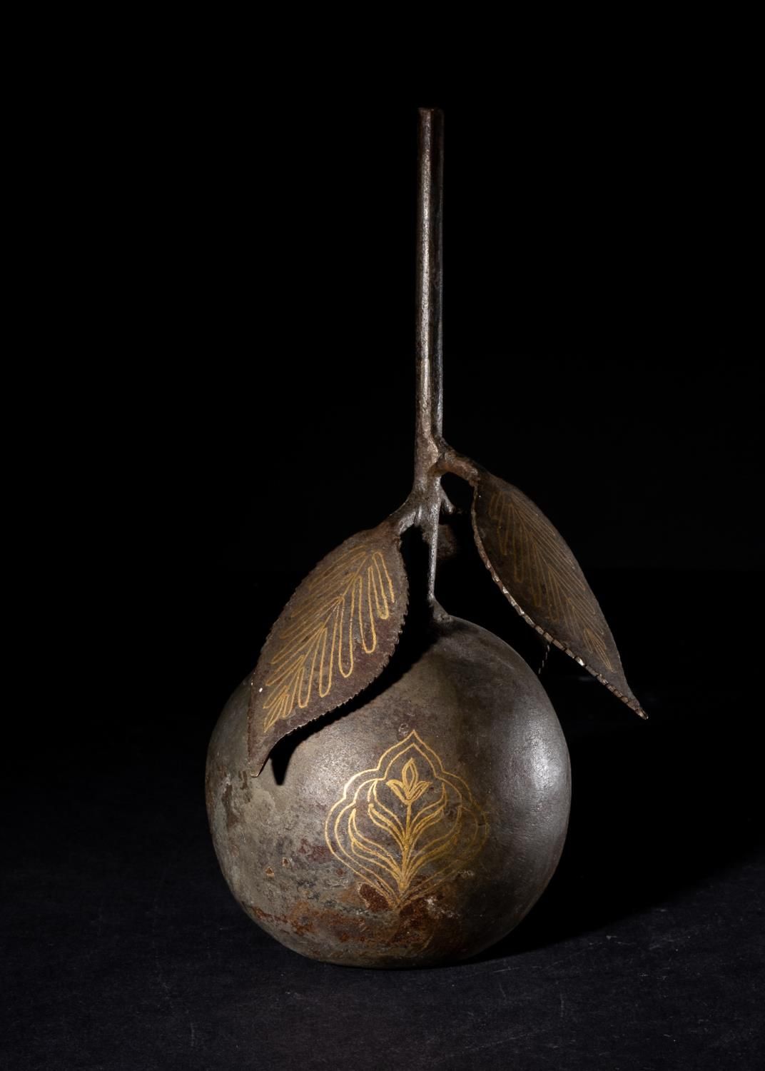 Null 一件19世纪大马士革时期的古夫特加里（KOFTGARI）果实和叶子装饰摆件，
 
 高度：21厘米