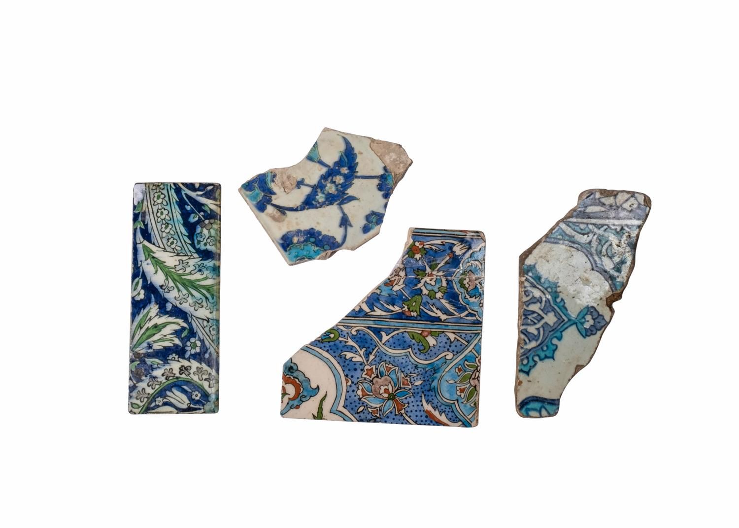 Null AN ASSORTMENT OF IZNIK TILES, 16TH/17TH CENTURY AND LATER
 
 Length of larg&hellip;
