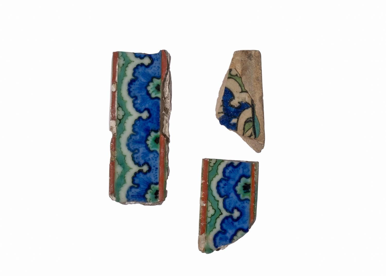 Null 三件早期伊兹尼克瓷砖碎片，约1520年，16世纪
 
 最大的长度：12.5厘米