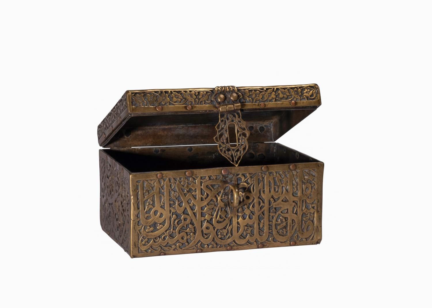 Null 一个波斯铜钢盒，19世纪
 
 方形，两侧覆盖着复杂的阿拉伯书法装饰，盒盖有铰链封口，宽15.5厘米，深11.5厘米
 ，高9.4厘米。