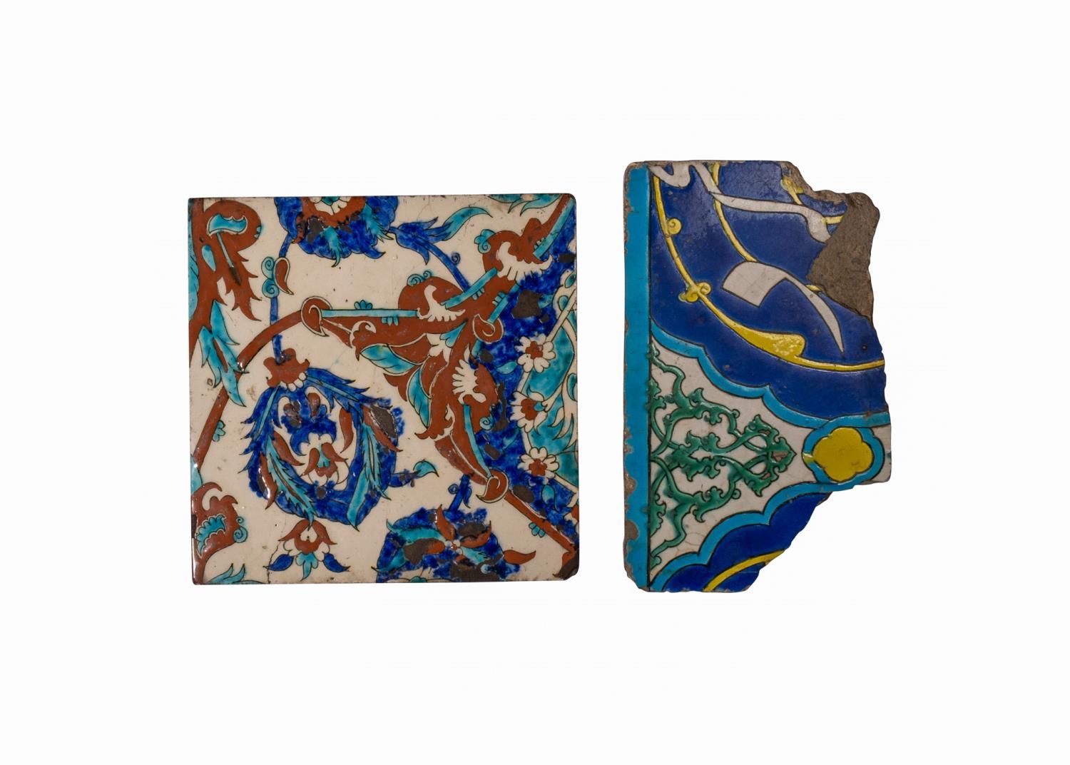 Null 两块奥托曼爱奥尼亚克瓷砖，16世纪及以后
 
 两块爱奥尼亚克瓷砖，呈正方形，第一块是大构图的一部分，在白地上用红色、钴蓝色和绿松石装饰，一个起伏的卷&hellip;