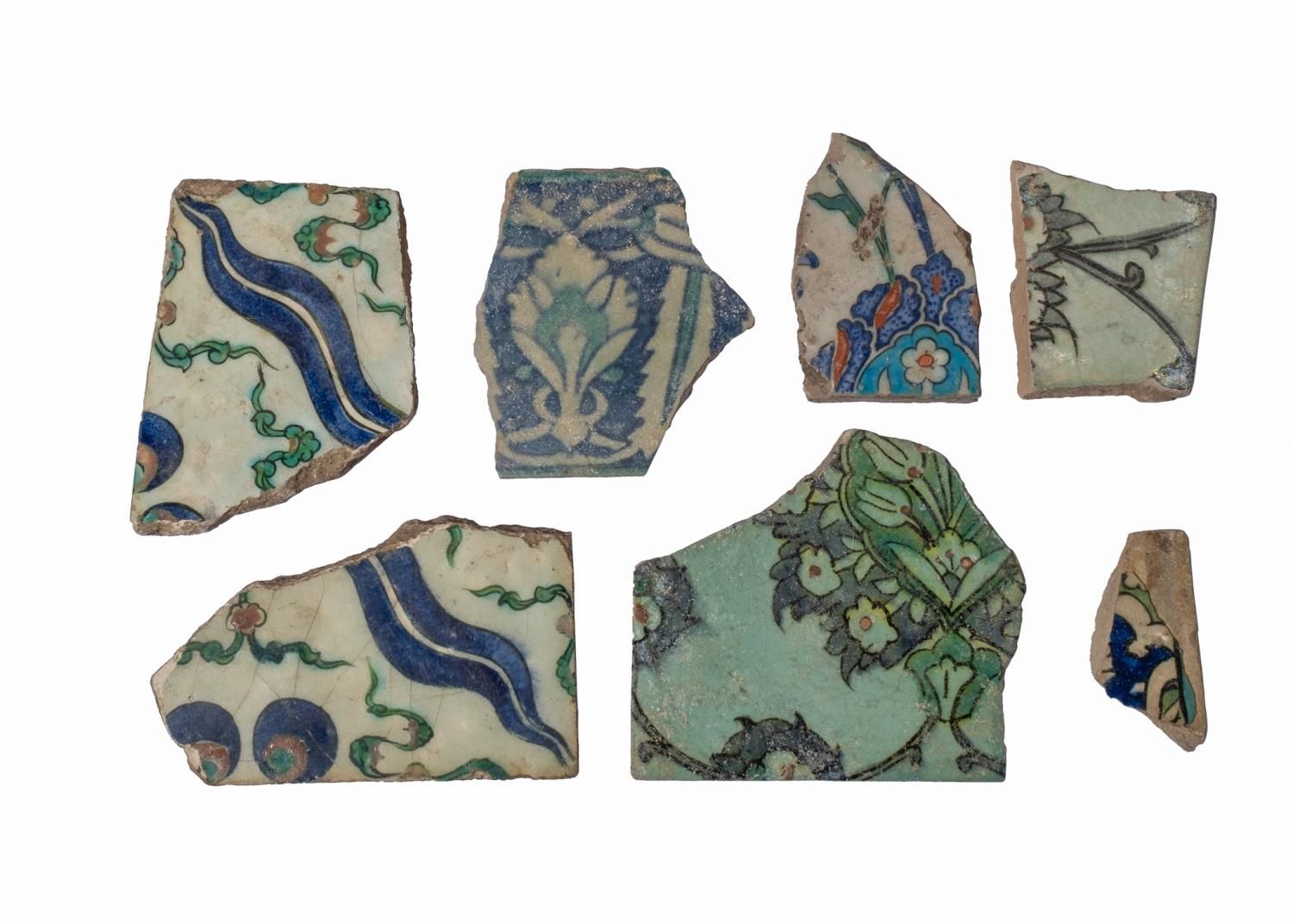 Null 一批早期的伊兹尼克瓷砖碎片，16世纪
 
 最大的长度：17厘米 x 11厘米宽