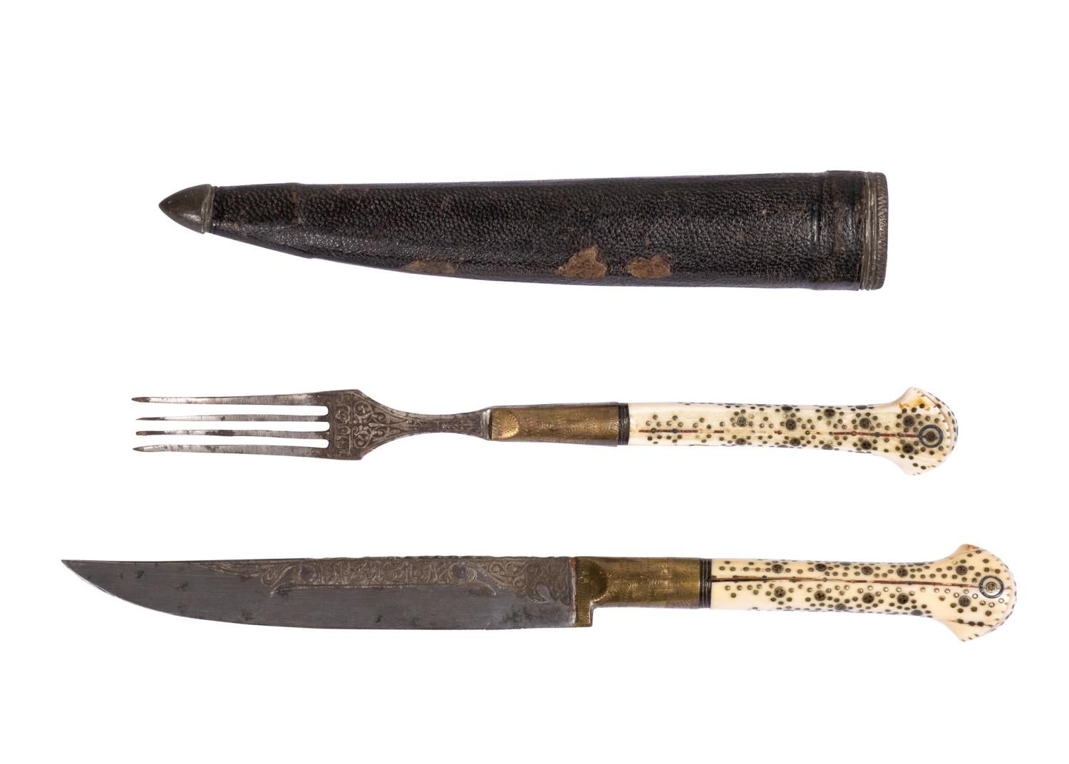 Null 一套餐具与
 刀鞘，萨拉热窝，
 奥斯曼帝国，1879年
 
 一把刀和叉，有黄铜支架，forte装饰有 "Mohammad Hossain Sara&hellip;