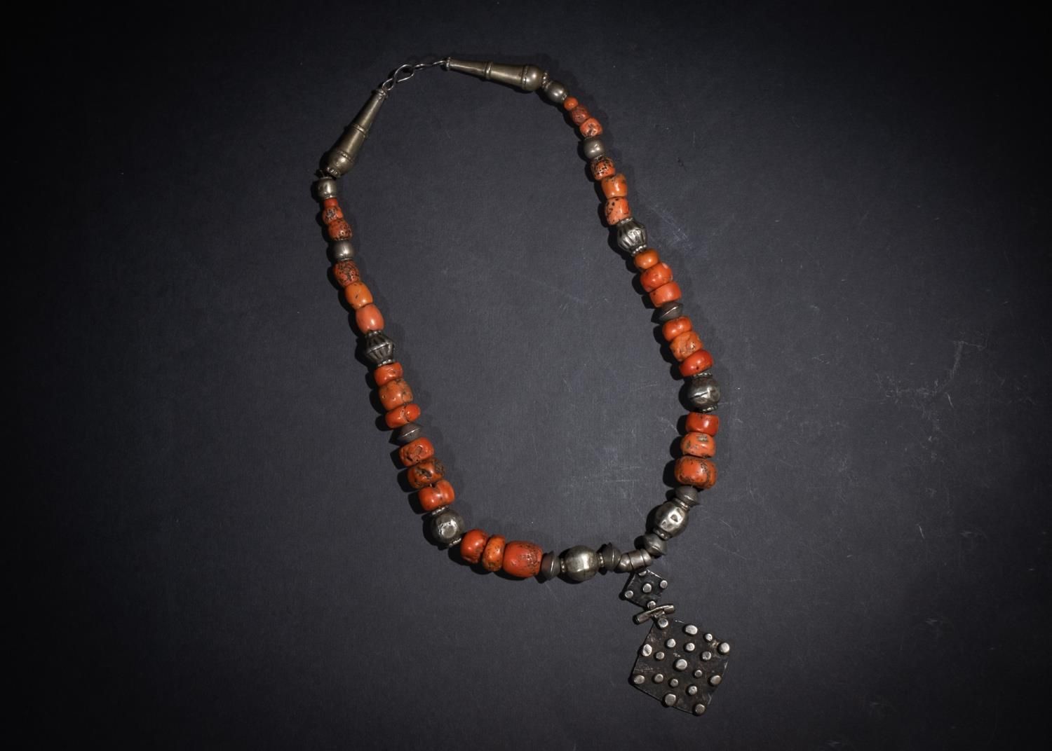 A CORAL & SILVER TRIBAL NECKLACE A CORAL & SILVER TRIBAL NECKLACE
 
 Weight:180g&hellip;