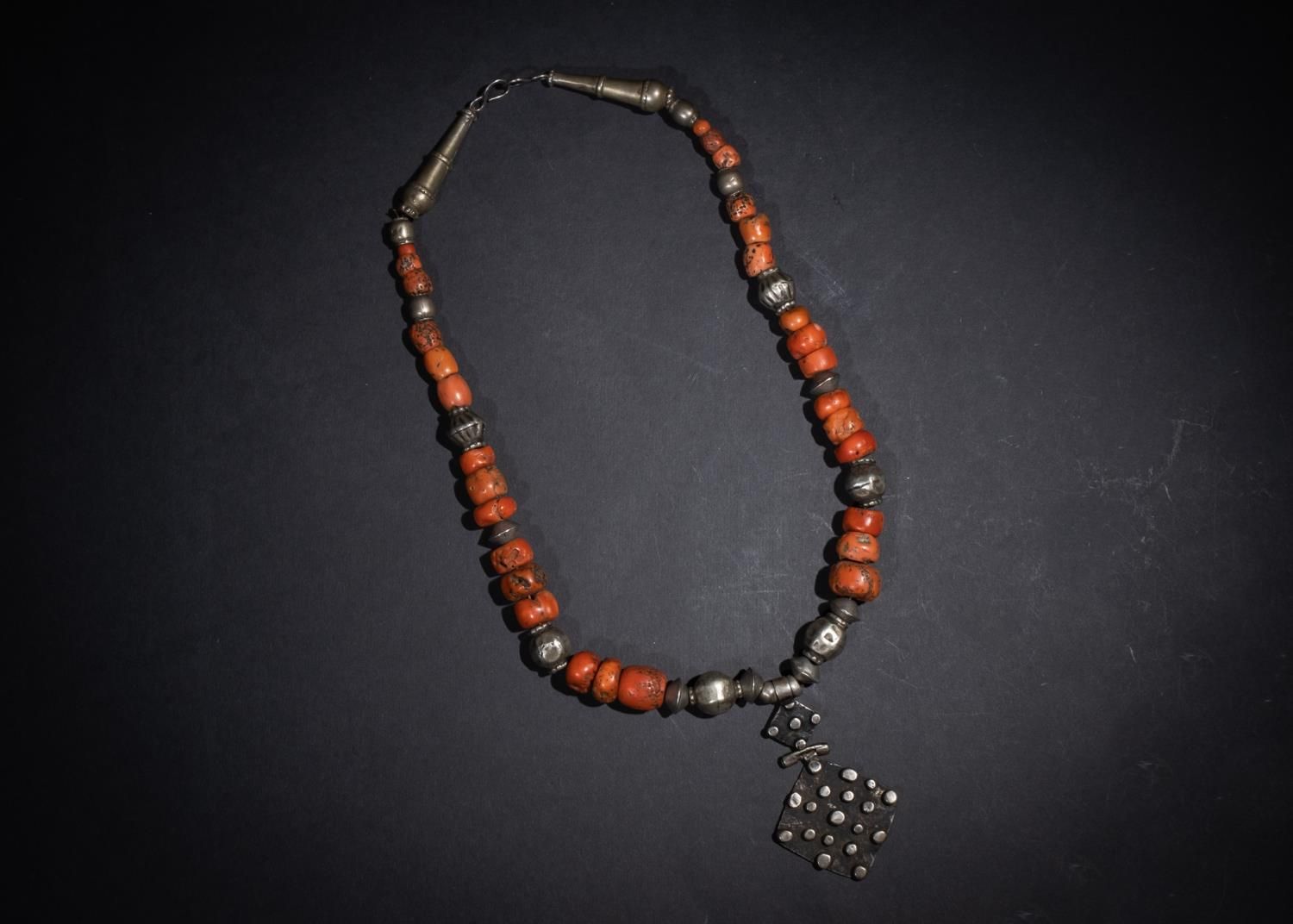 A CORAL & SILVER TRIBAL NECKLACE 珊瑚和银色的部落项链
 
 重量：180克
 
 全长：67厘米