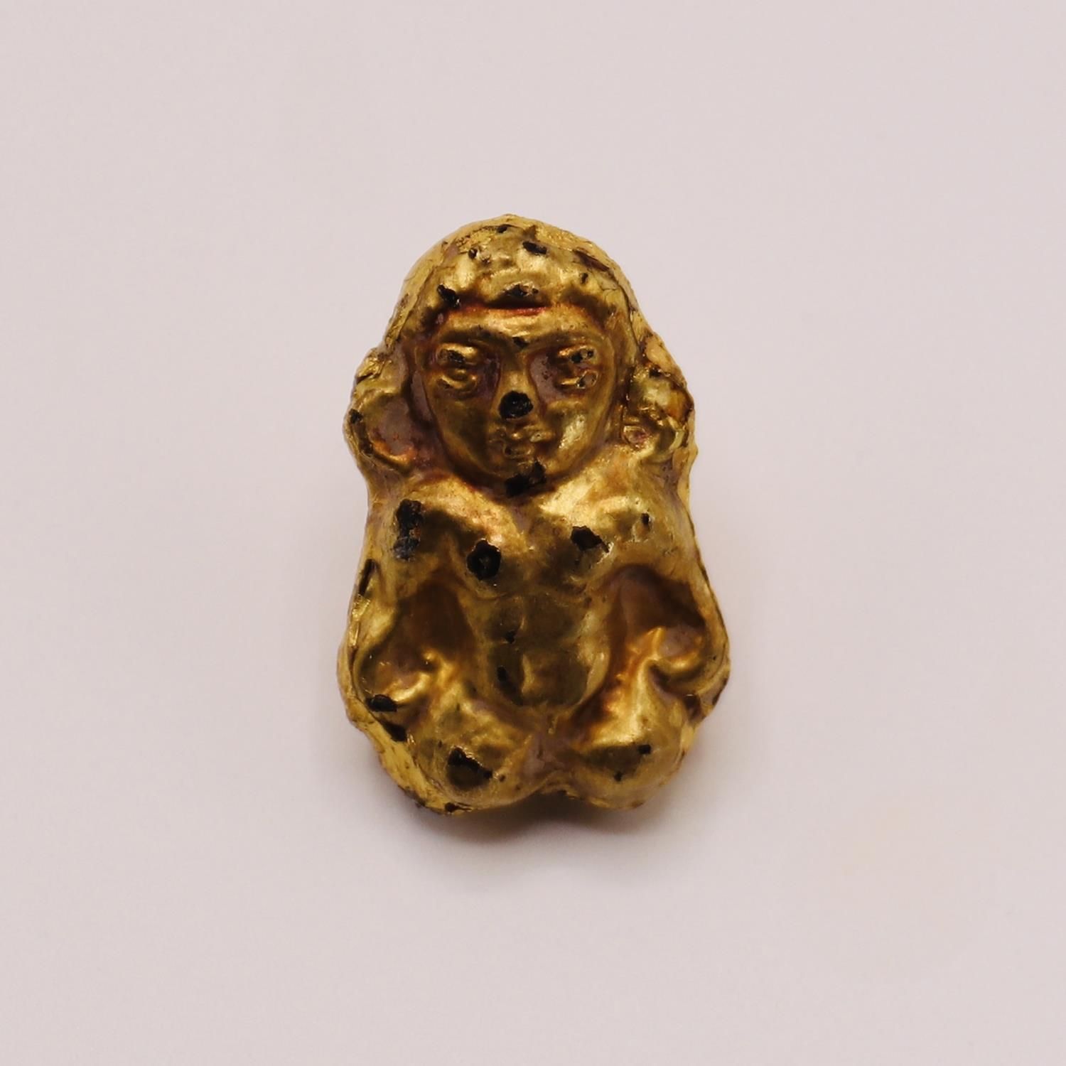 A GREEK MINIATURE GOLD FIGURE OF OXUS, CIRCA 3RD CENTURY OR LATER 希腊小型金质奥克斯雕像，约在&hellip;