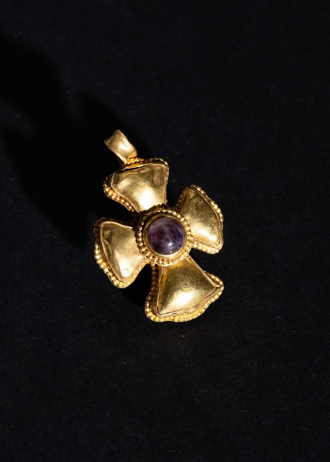 A GOLD BYZANTINE CROSS WITH AN AMETHYST CENTRE STONE, CIRCA 3RD-5TH CENTURY BYZA&hellip;