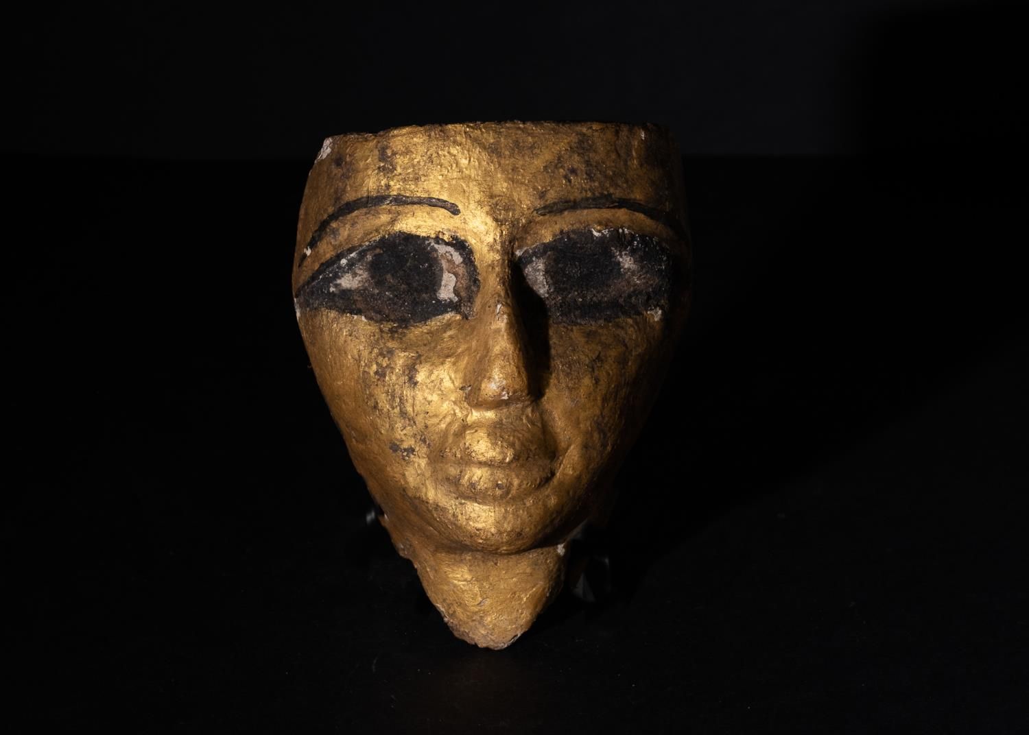 AN EGYPTIAN GILT WOOD SARCOPHAGUS MASK, NEW KINGDOM CIRCA, 1550-1070 B.C. MÁSCAR&hellip;
