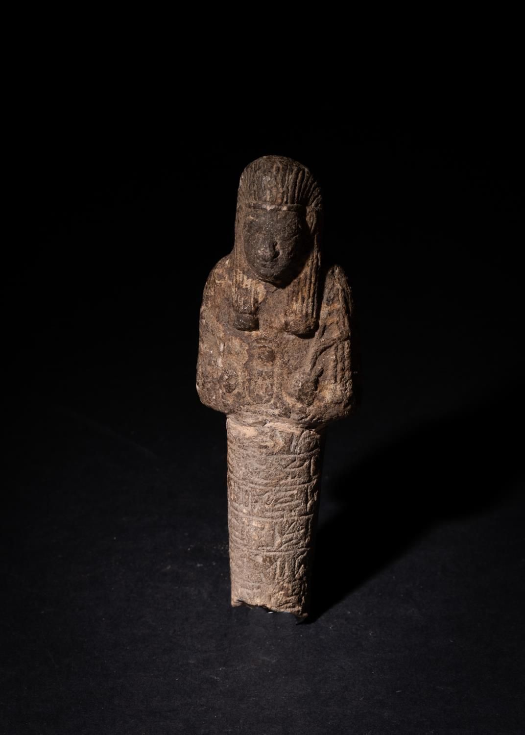 AN EGYPTIAN CARVED STONE SHABTI, LATE PERIOD 1550-332 BC UN SHABTI EGYPTIEN EN P&hellip;