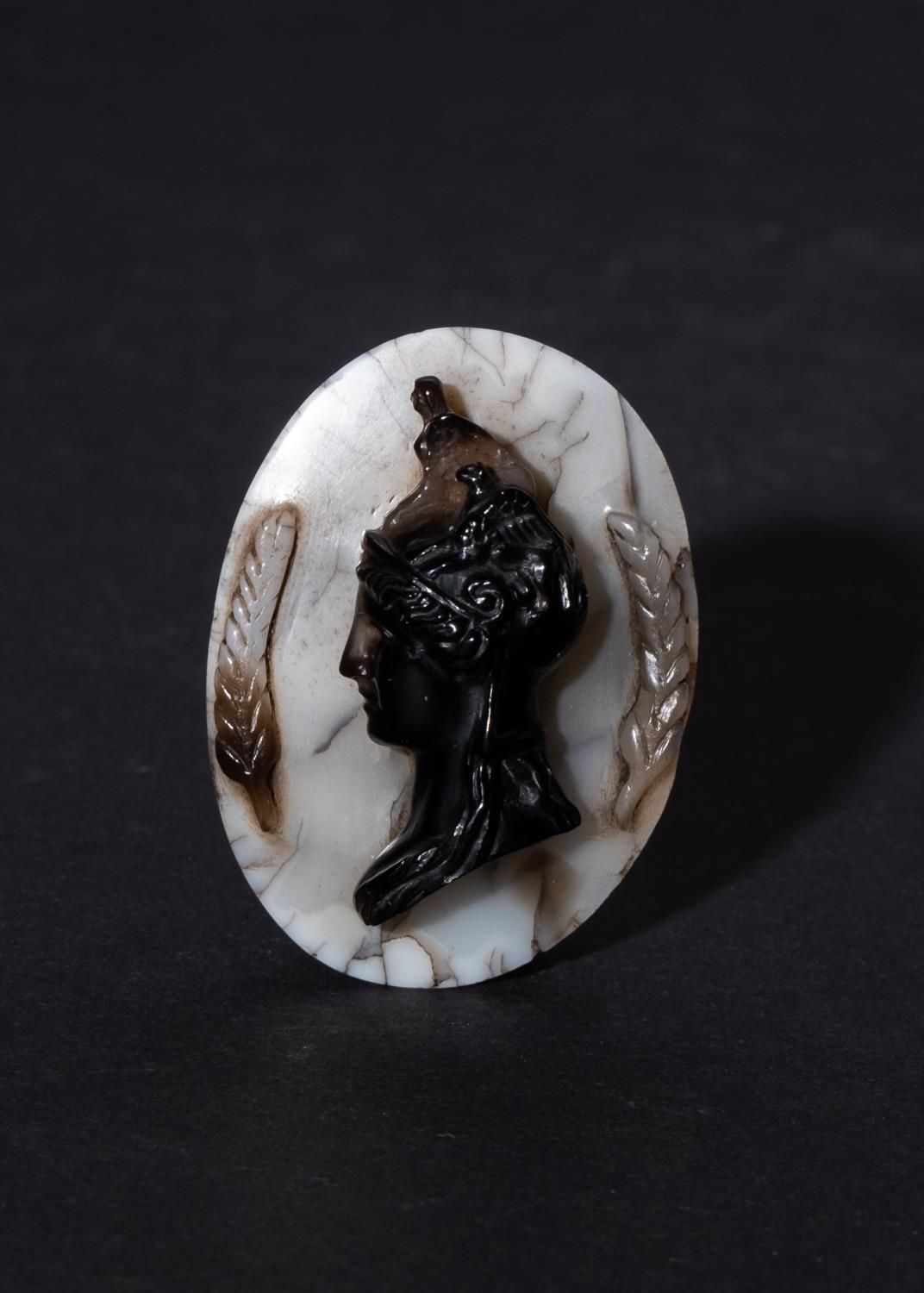 A BANDED AGATE CAMEO OF ATHENA, PTOLEMAIC PERIOD OR LATER CAMEO D'ATHENA EN AGAT&hellip;