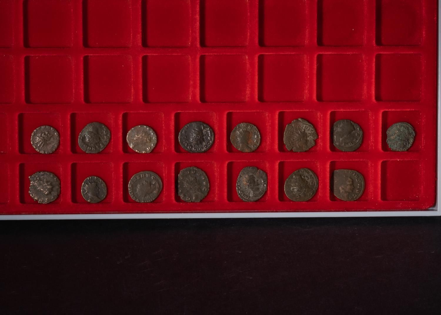 FIFTEEN LATE ROMAN COINS 十五枚罗马晚期硬币
 
 最大的一枚直径。2.2厘米